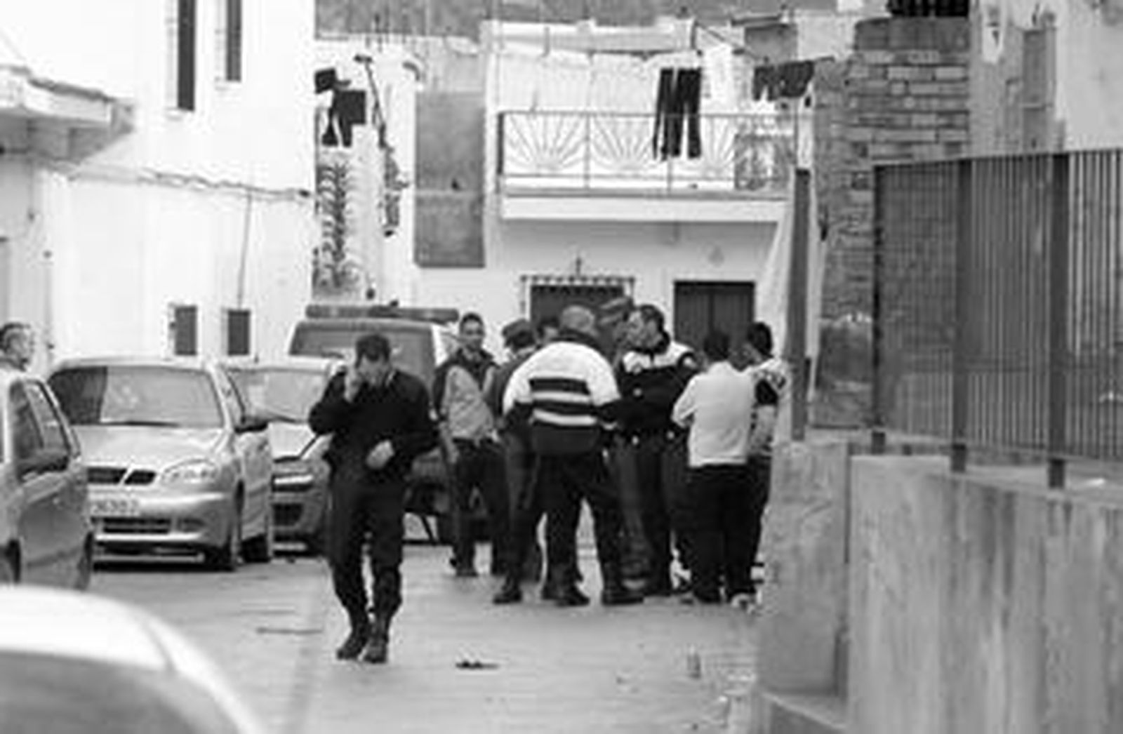 Agentes de la Policía Local y de la Guardia Civil, en el lugar donde se produjo el fatal suceso, a primera hora de la mañana.