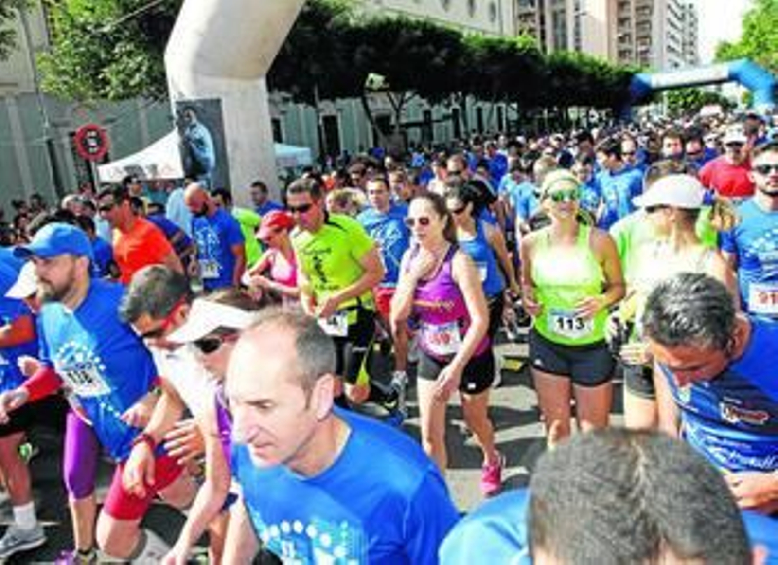 Una corredora manda un beso al fotógrafo de Diario de Almería. Una corredora manda un beso al fotógrafo de Diario de Almería.