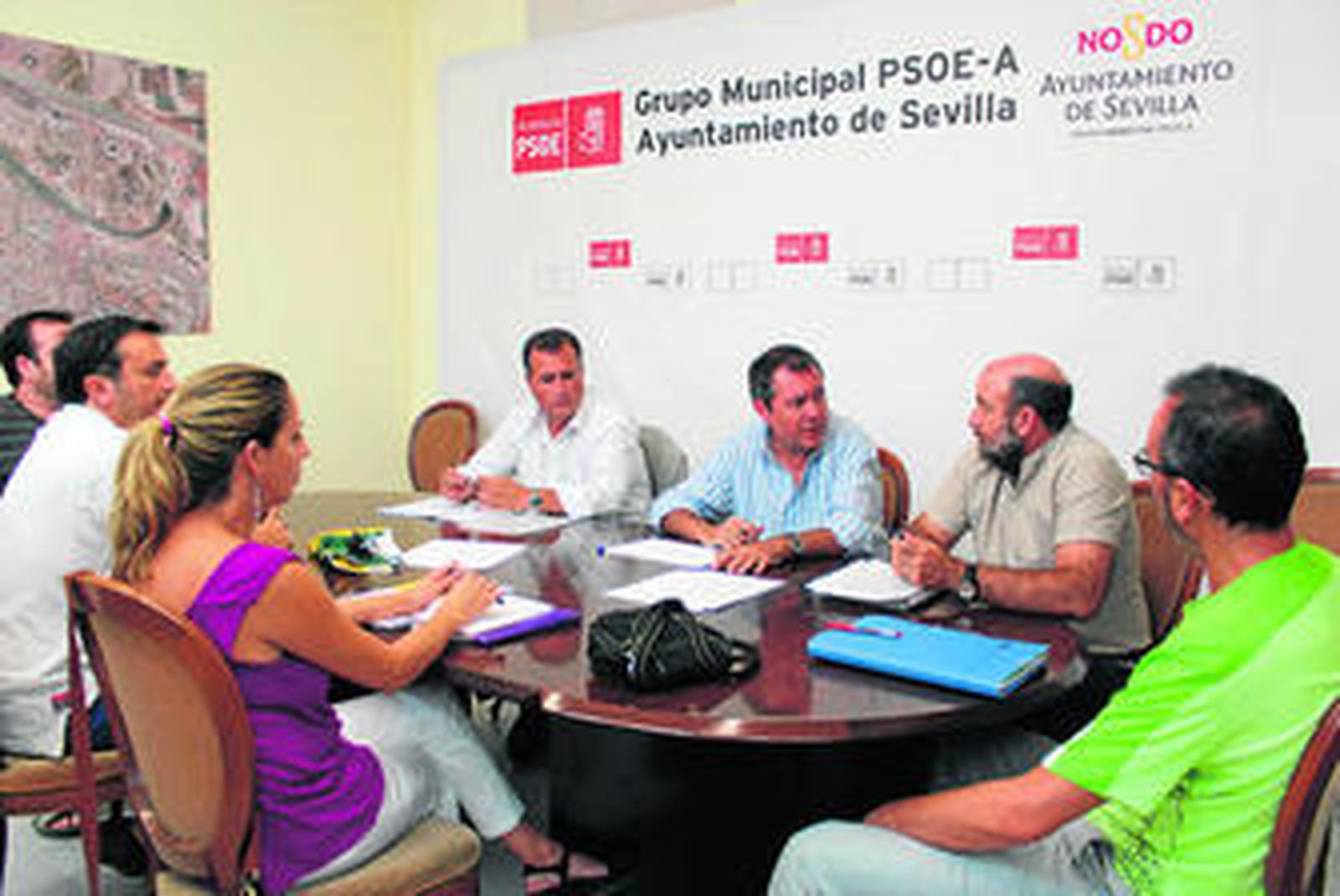 Los concejales Juan Espadas y Juan Carlos Cabrera, ayer, con miembros del comité de empresa.