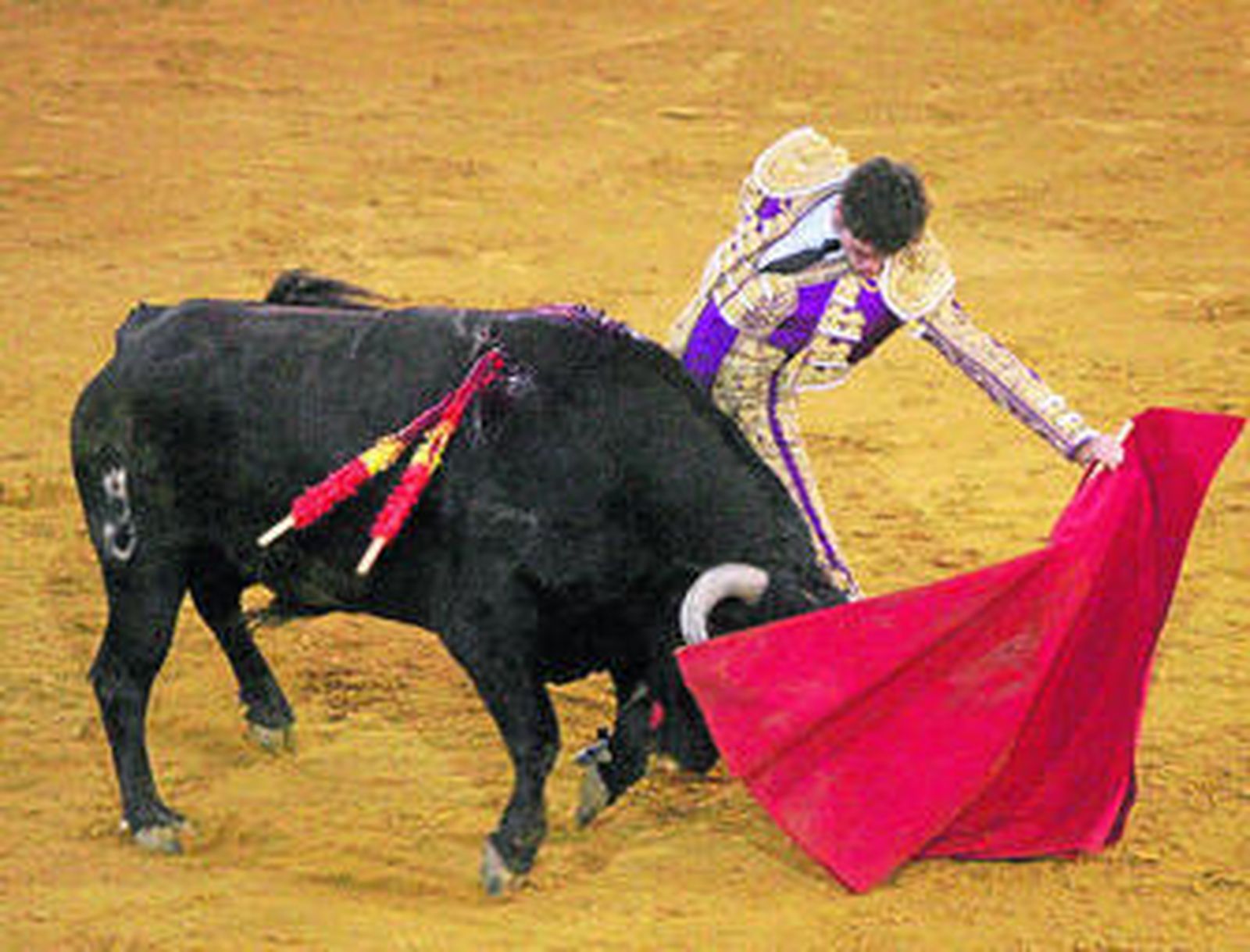 El madrileño Sergio Aguilar toreando al natural al tercero de la tarde ayer en San Roque.