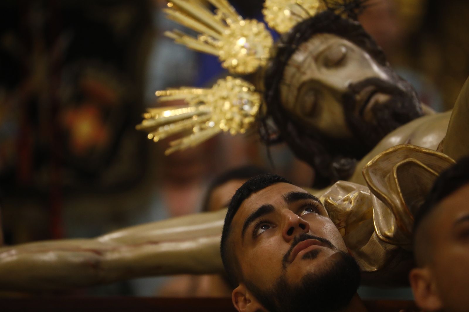 Las mejores imágenes del vía crucis de la Caridad de Córdoba con la Legión en este Viernes Santo