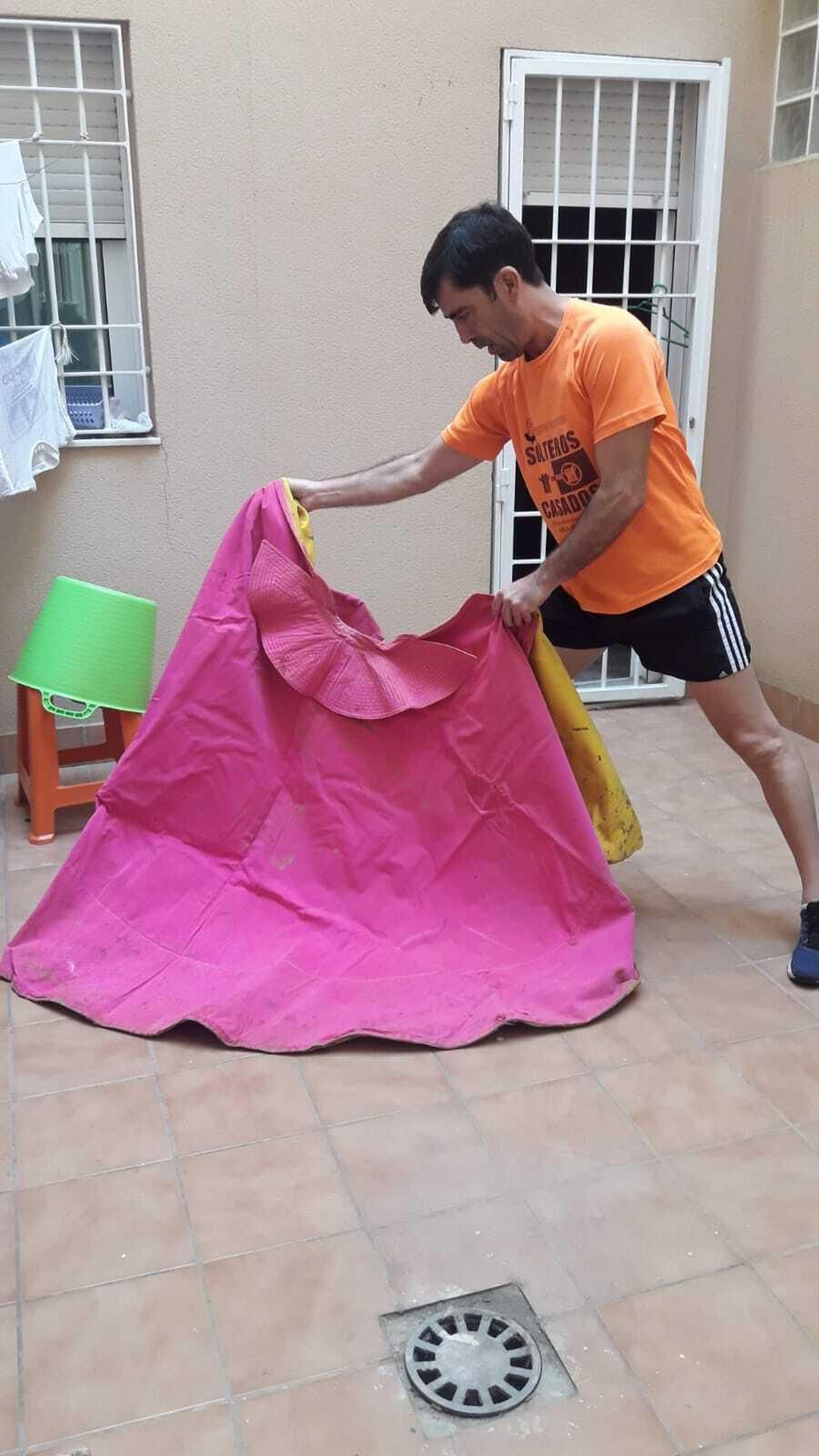 El subalterno Rafael Talaverón, entrena en el limitado espacio de su patio.