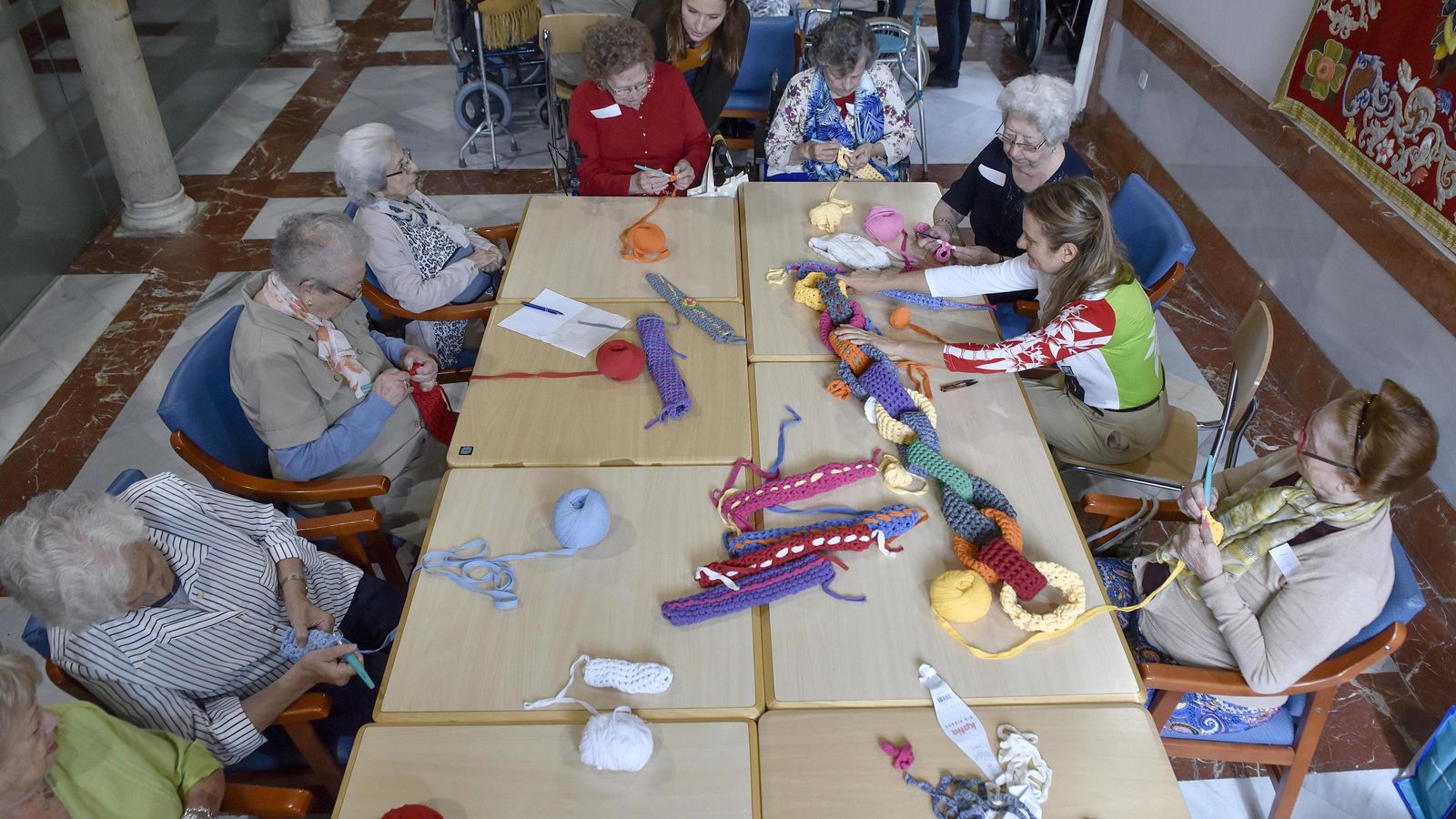 En mayo, la Fundación Tres Culturas ha impartido talleres de croché a distintos colectivos en riesgo de exclusión o con falta de visibilidad.