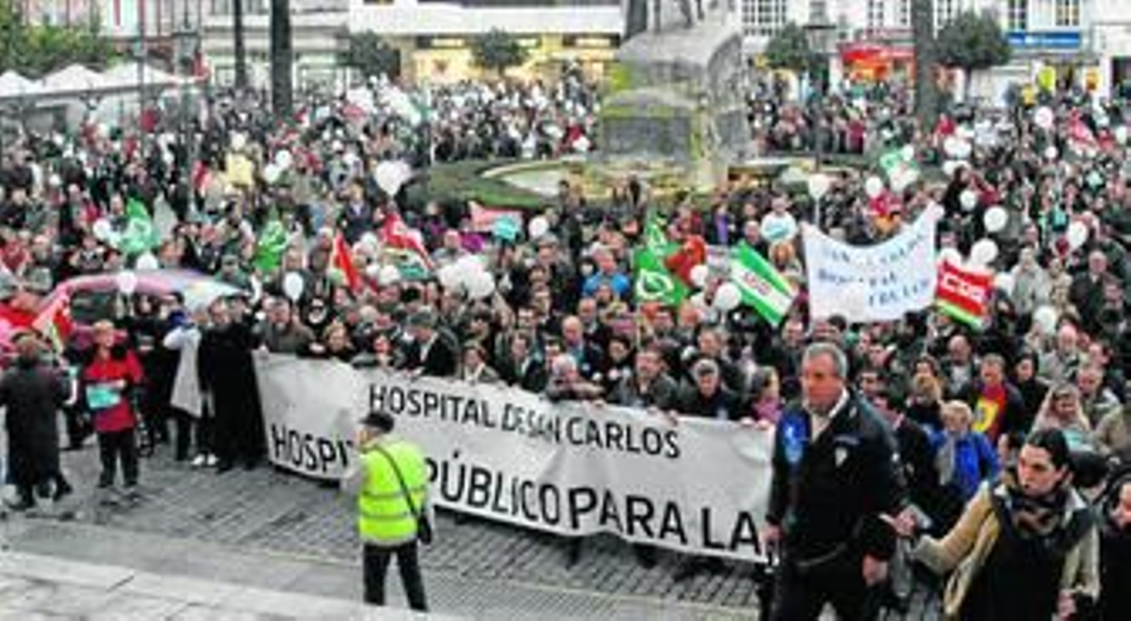 Manifestación en defensa del Hospital de San Carlos, a su llegada a la plaza del Rey.