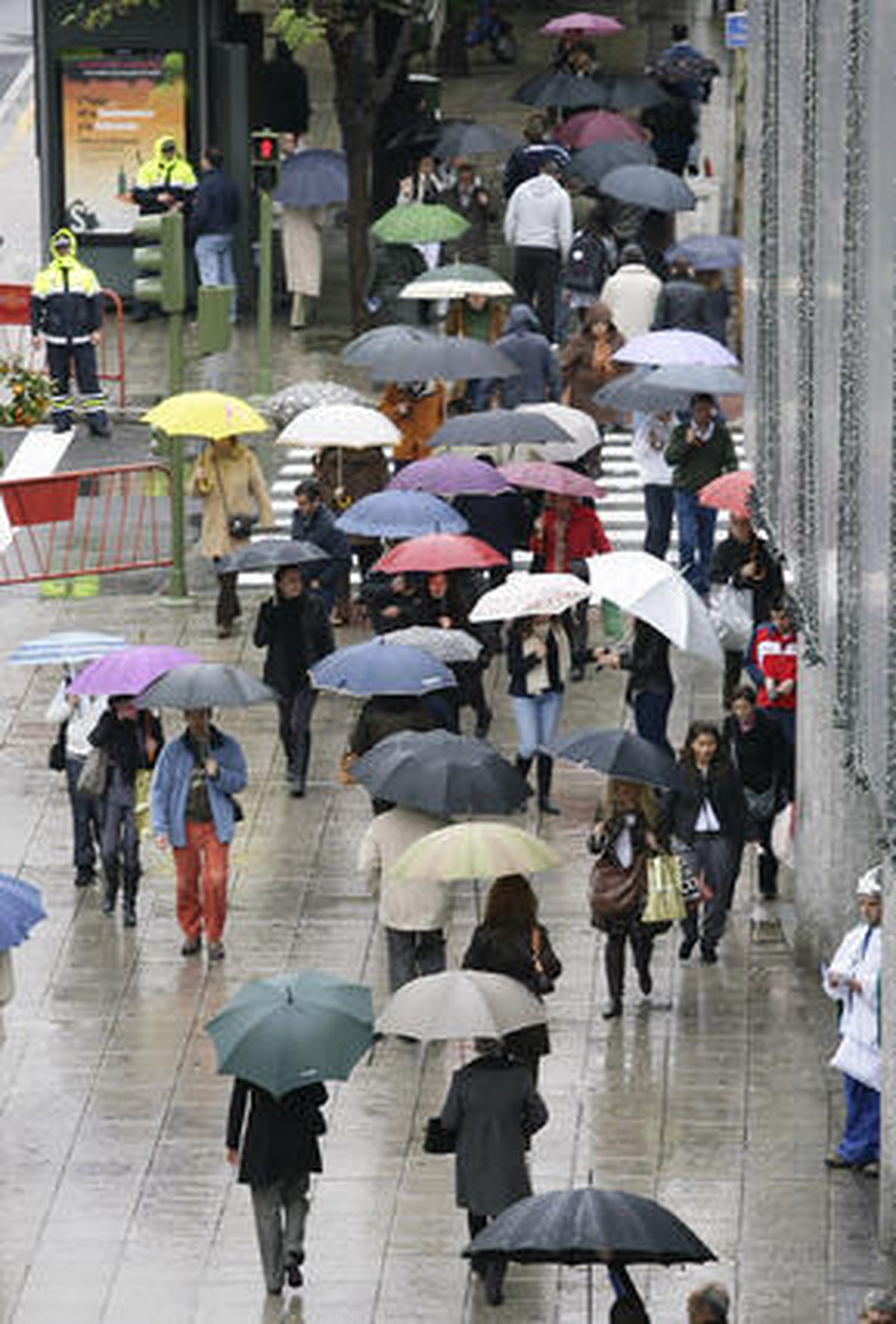Decenas de paragüas se han podido observar en los últimoas días por la ciudad.

Foto: J. C. Vázquez, B. Vargas y A. Pizarro