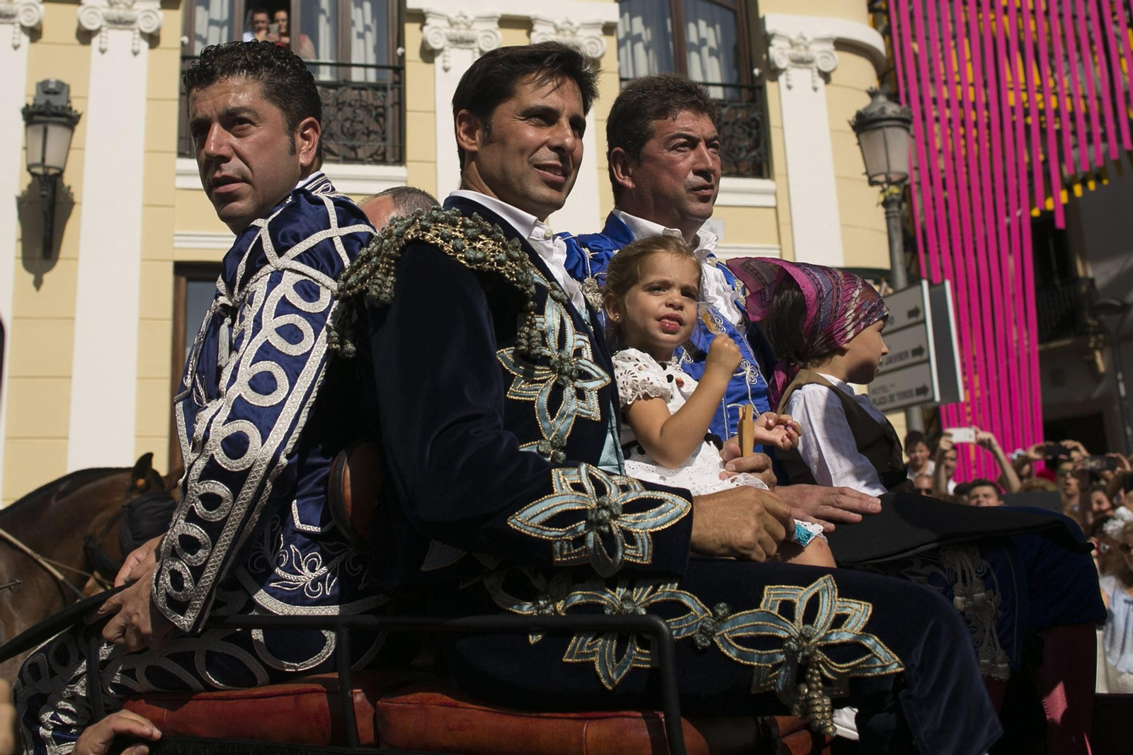 1. Francisco Rivera junto a su cuadrilla antes de entrar a la plaza. 2. La presidenta de las damas goyescas en su carruaje. 3. Cayetano se paró para saludar al público concentrado alrededor de la plaza. 4. Susanna Griso se fotografía junto a un grupo de mujeres. 5. Agatha Ruiz de la Prada caminando hacia la plaza. 6. Carmen Lomana junto al coso.