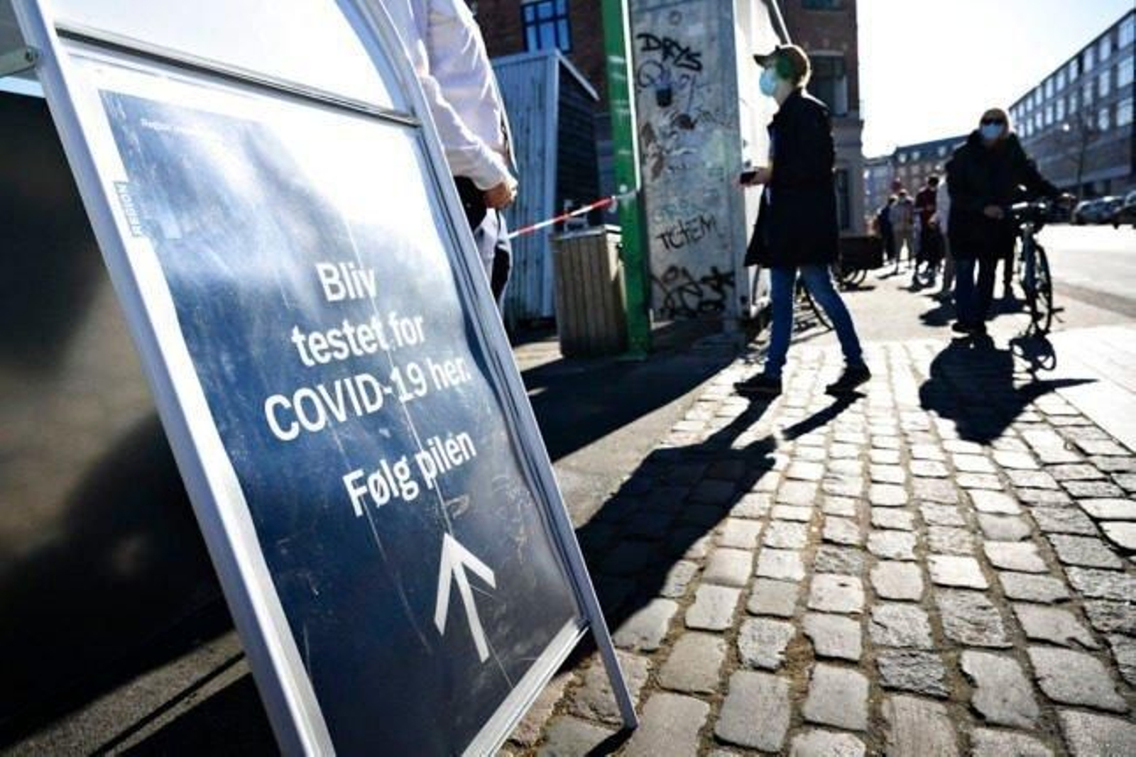 Un cartel indica un centro para tests covid en Copenhague