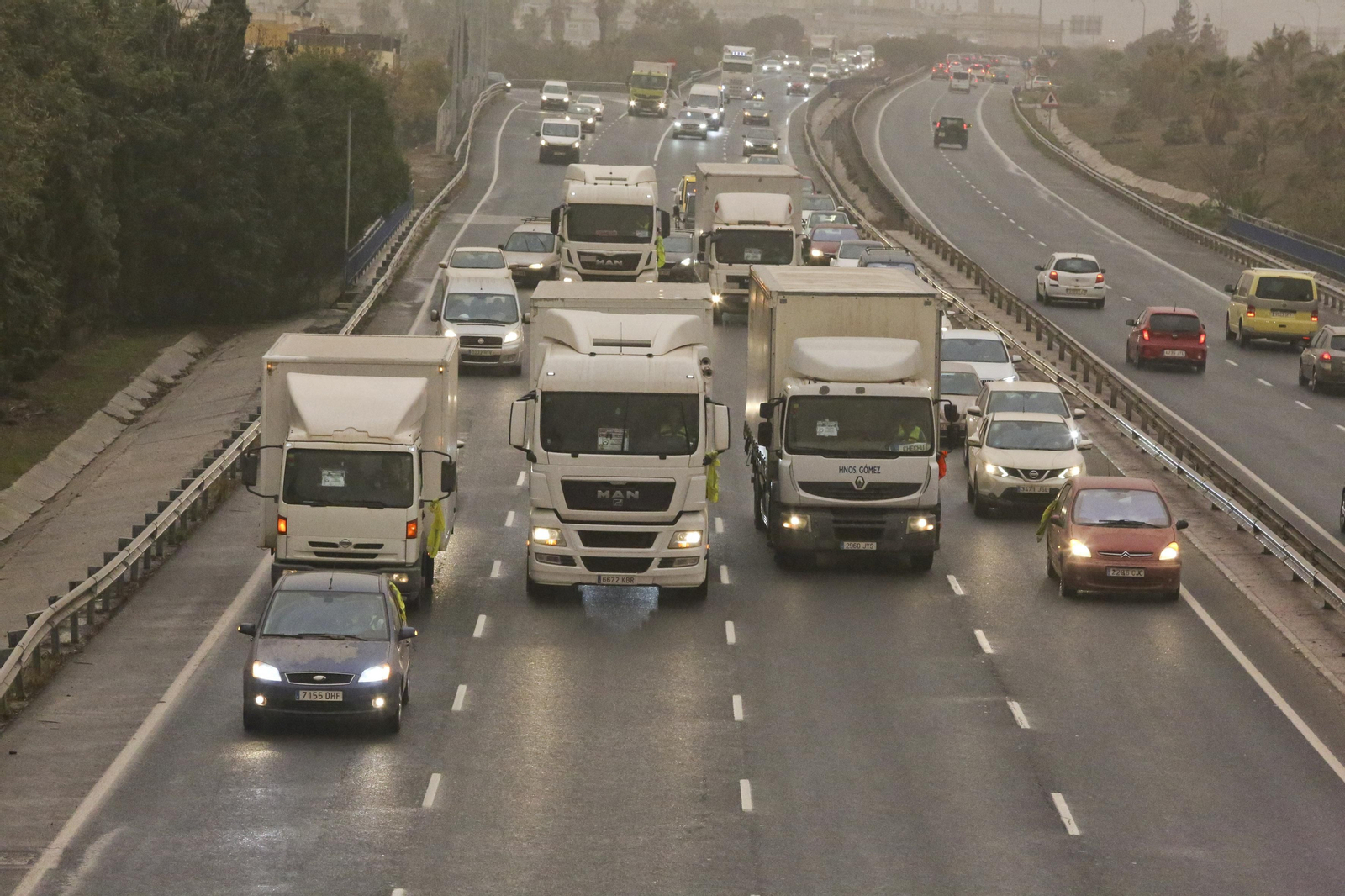 La huelga de transportistas se hace notar en Málaga, en fotos