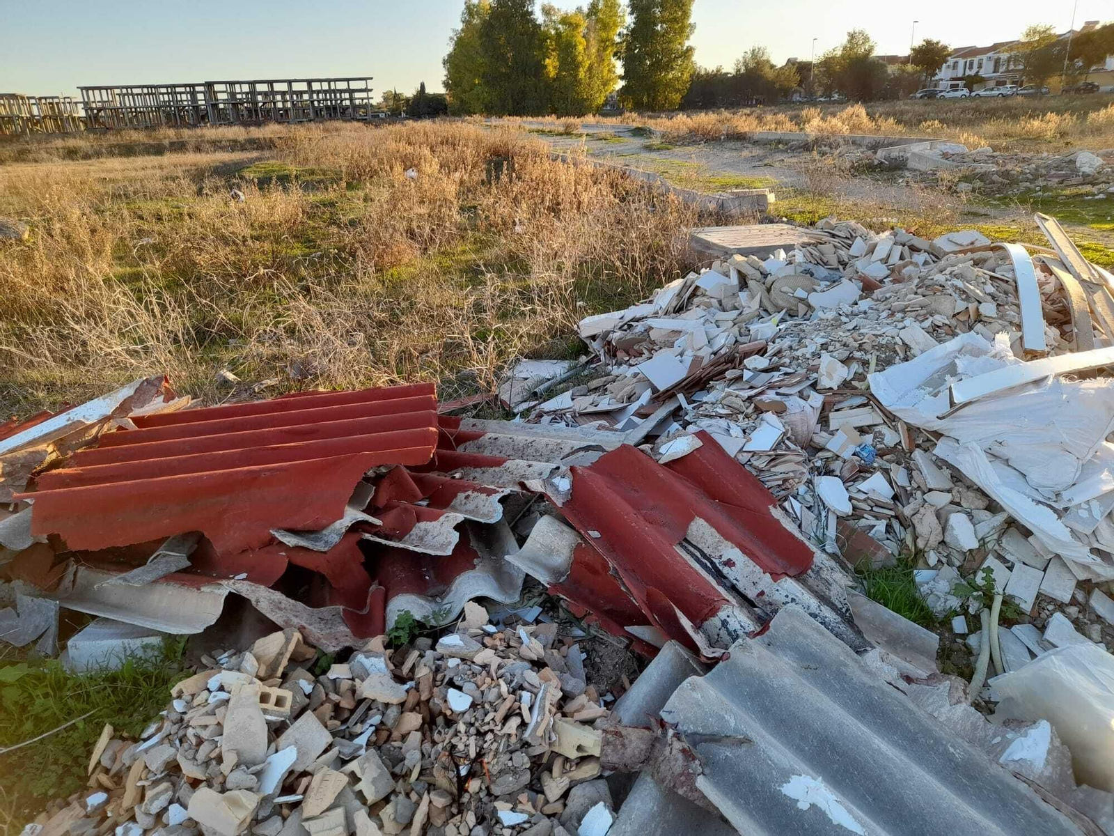 Denuncian el vertido de escombros y chapas de uralita en La Marquesa