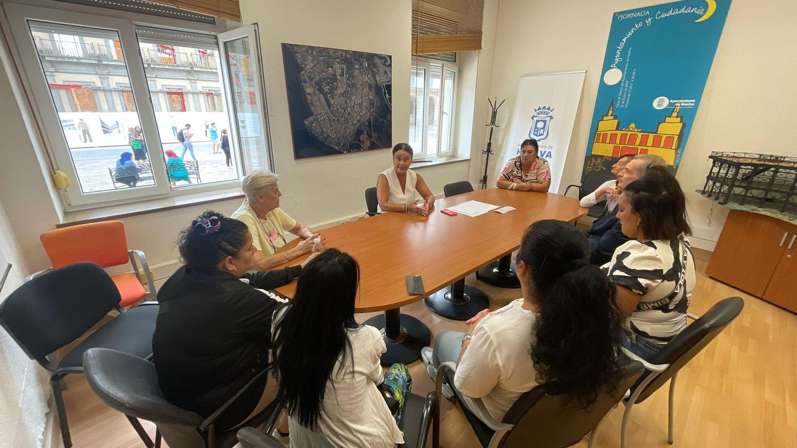 Reunión de la concejal con las vecinas.