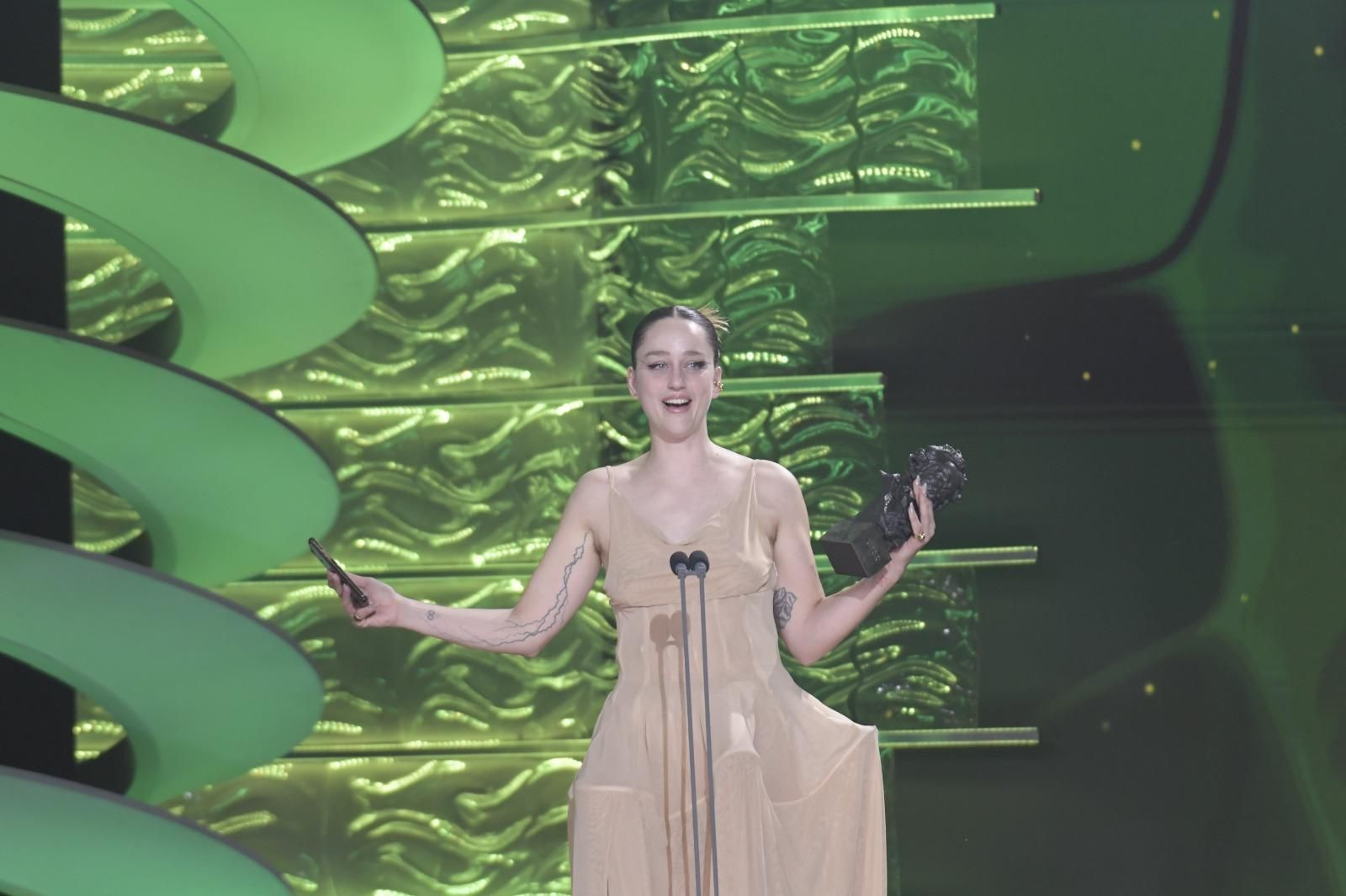 La actriz Laura Weissmahr tras recibir el Goya a Mejor Actriz Revelación por su trabajo en ´Salve Maria´