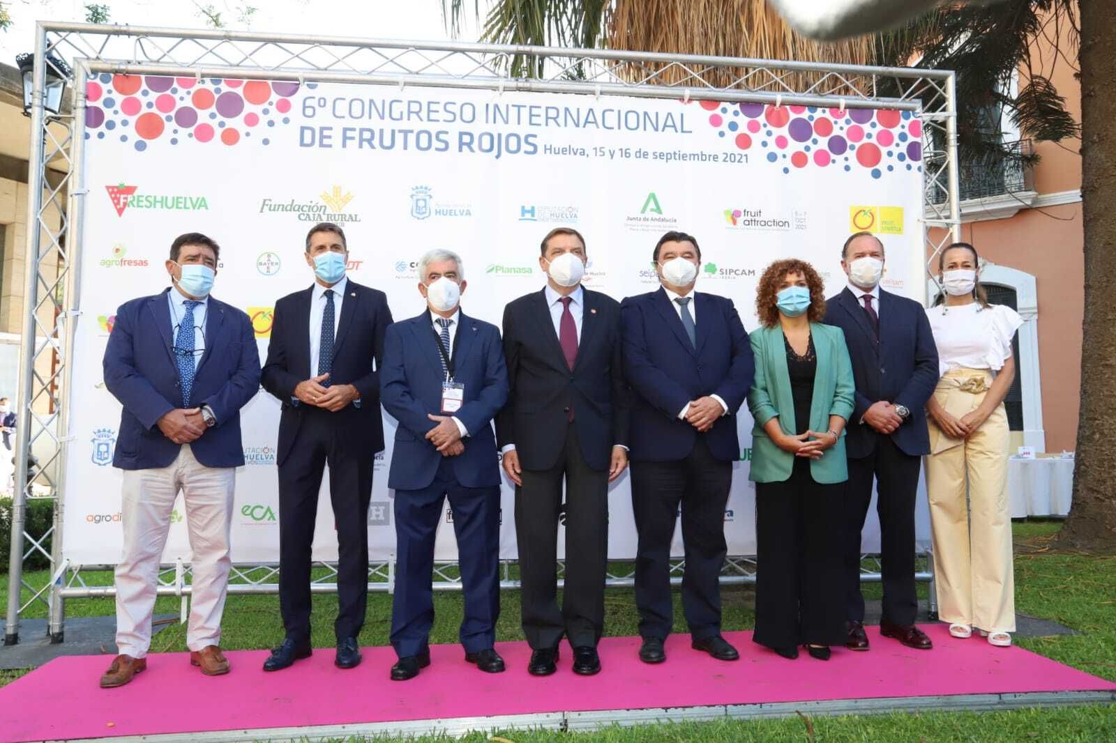 Luis Planas, centro, junto al resto de autoridades en la inauguración del Congreso.
