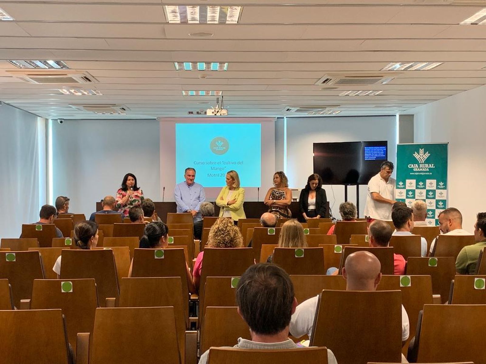 Caja Rural Granada ofrece una línea especial de financiación por la sequía para los agricultores de subtropicales de la Costa