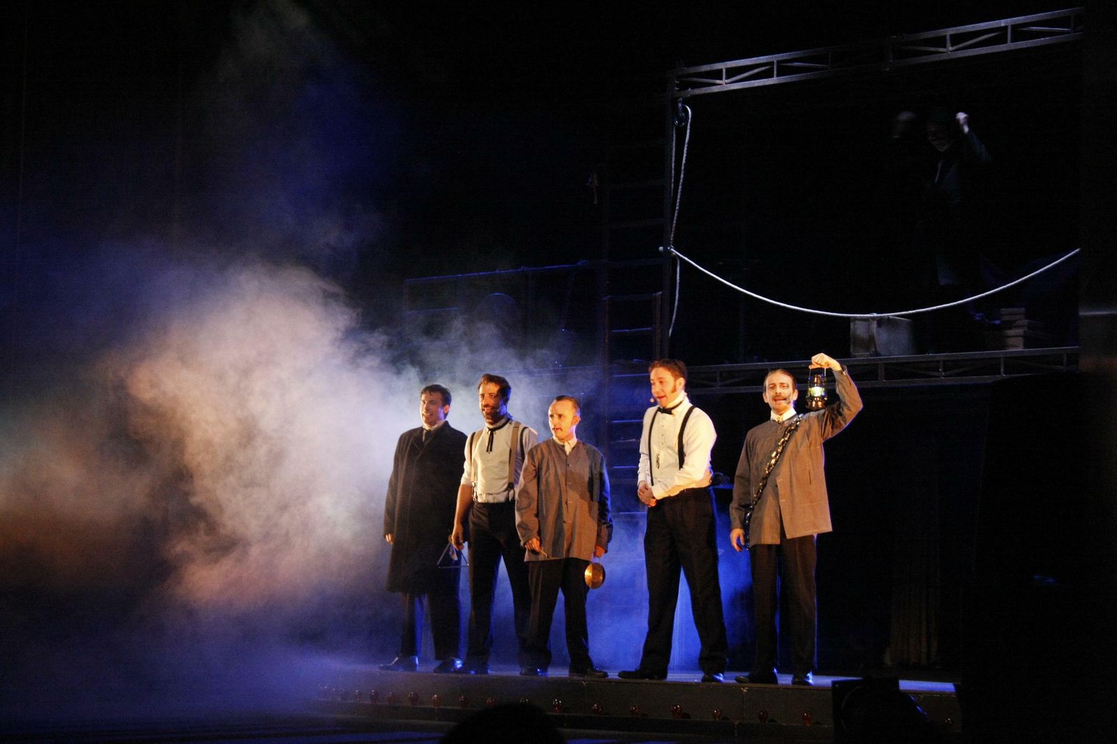 Un momento de la interpretación de los actores, con la cuidada escenografía de la obra.