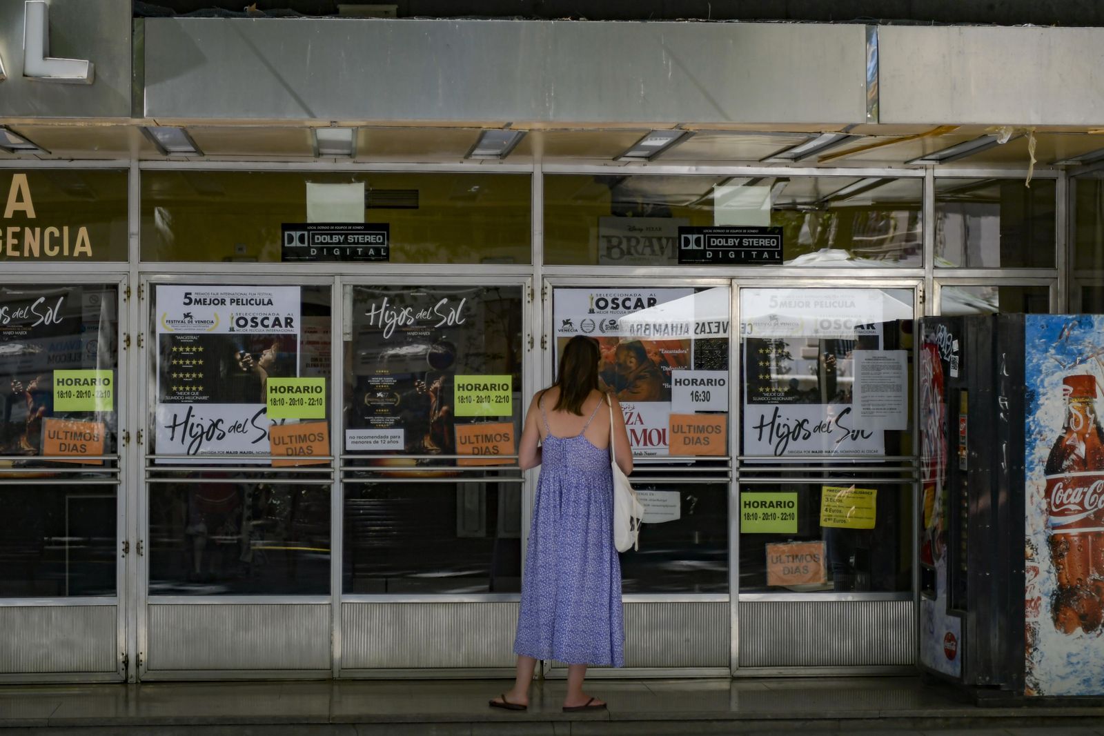Una mujer consulta la cartelera del Cine Madrigal en una imagen de archivo