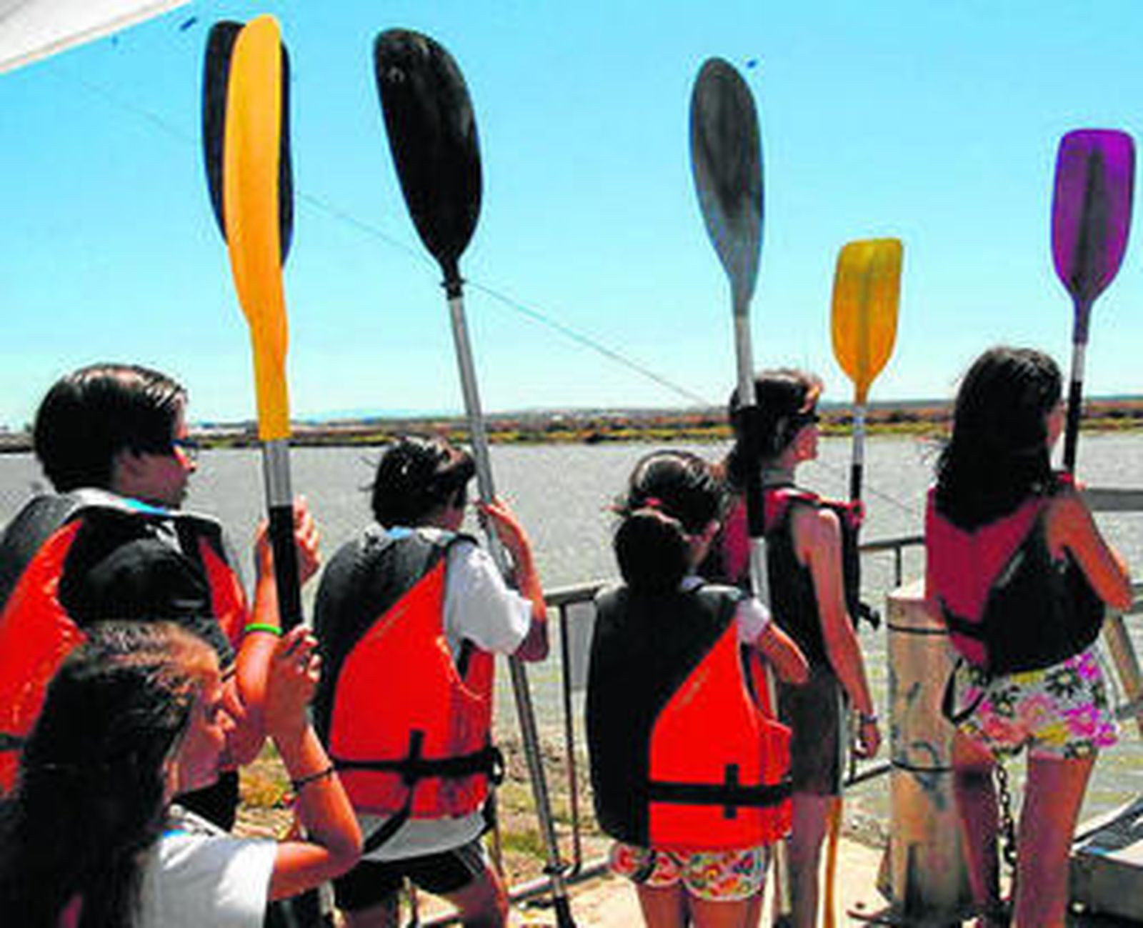 Niños dispuestos a embarcarse en las piraguas.