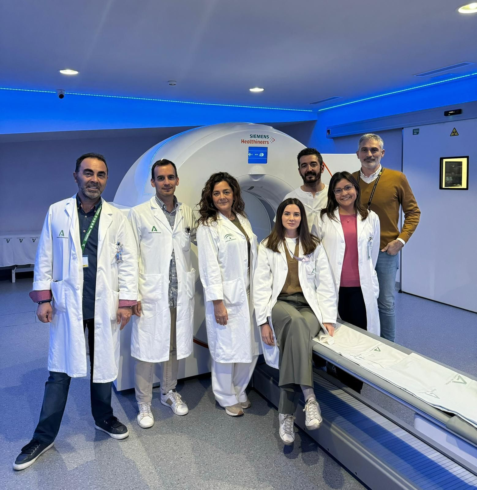 Los profesionales que conforman el Servicio de Medicina Nuclear del Hospital Universitario Torrecárdenas junto al equipamiento del PET-TAC. Los profesionales que conforman el Servicio de Medicina Nuclear del Hospital Universitario Torrecárdenas junto al equipamiento del PET-TAC.