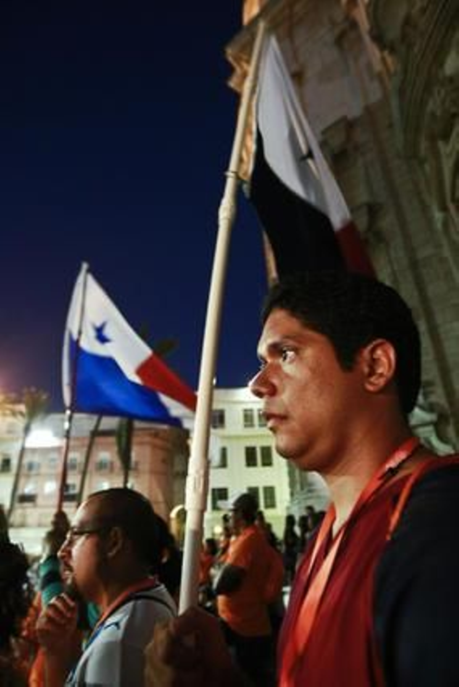 Miles de personas abarrotan las calles de la capital para disfrutar de la  magna de pasos con motivo de la JMJ. Participaron 15 cofradías de la diócesis./Fotos:Julio González

Foto: Julio Gonzalez