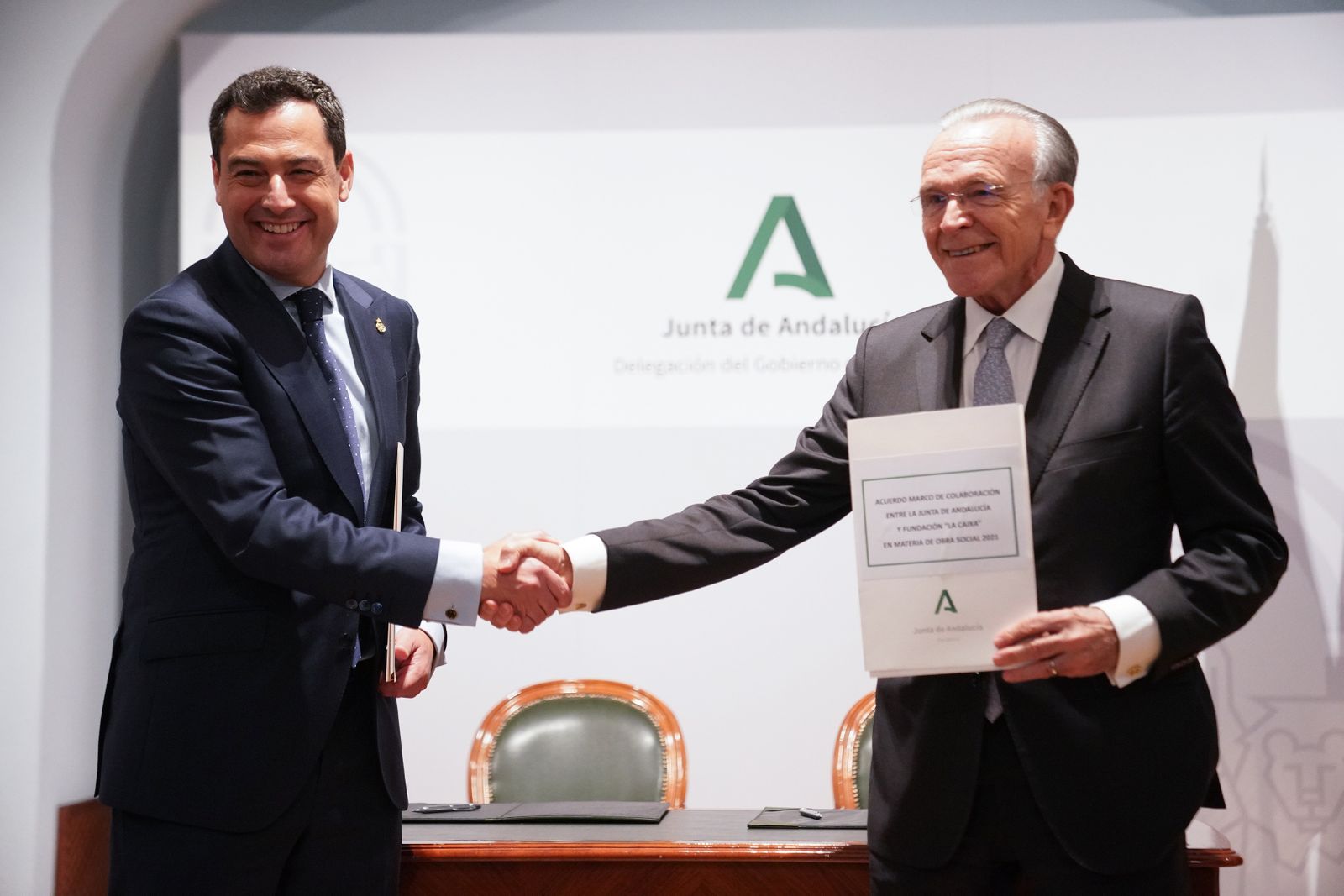 Juanma Moreno  e Isidro Fainé, en la firma del convenio.