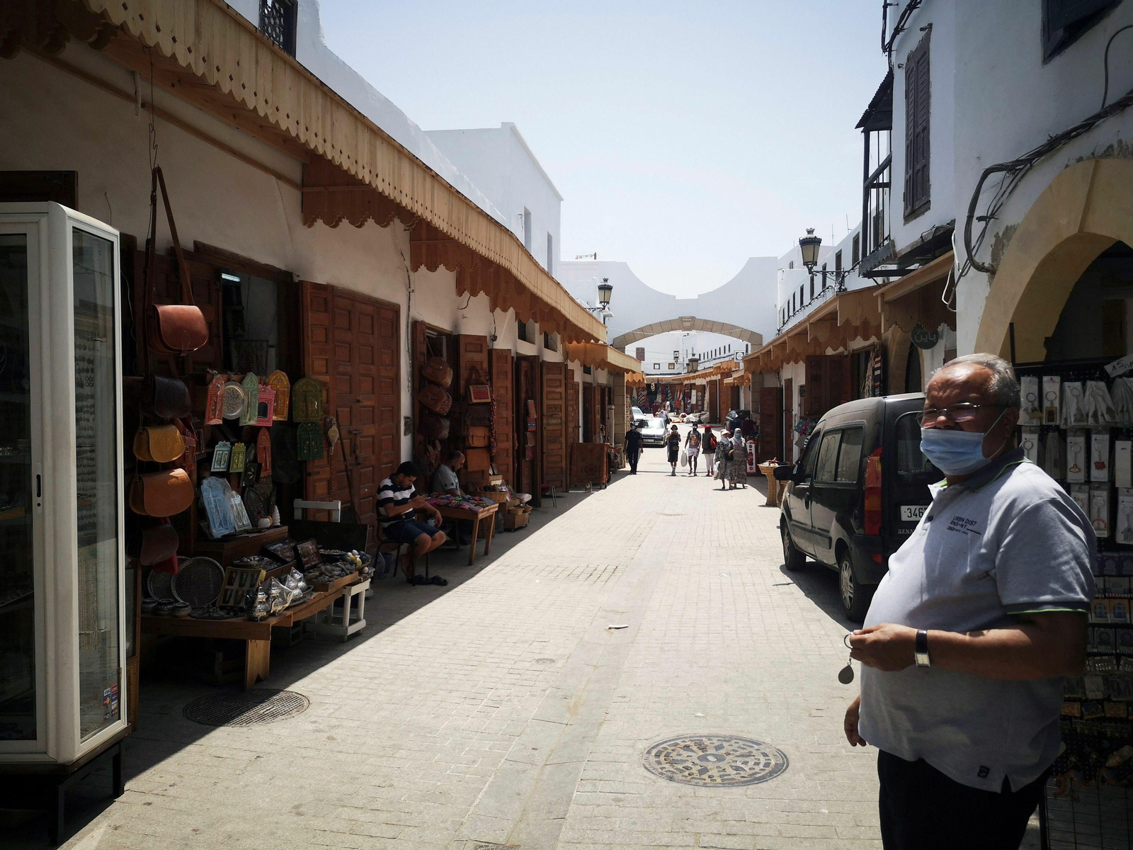 La calle de Cónsules, en la Medina de Rabat, con tiendas cerradas y sin turistas en el mes de agosto.