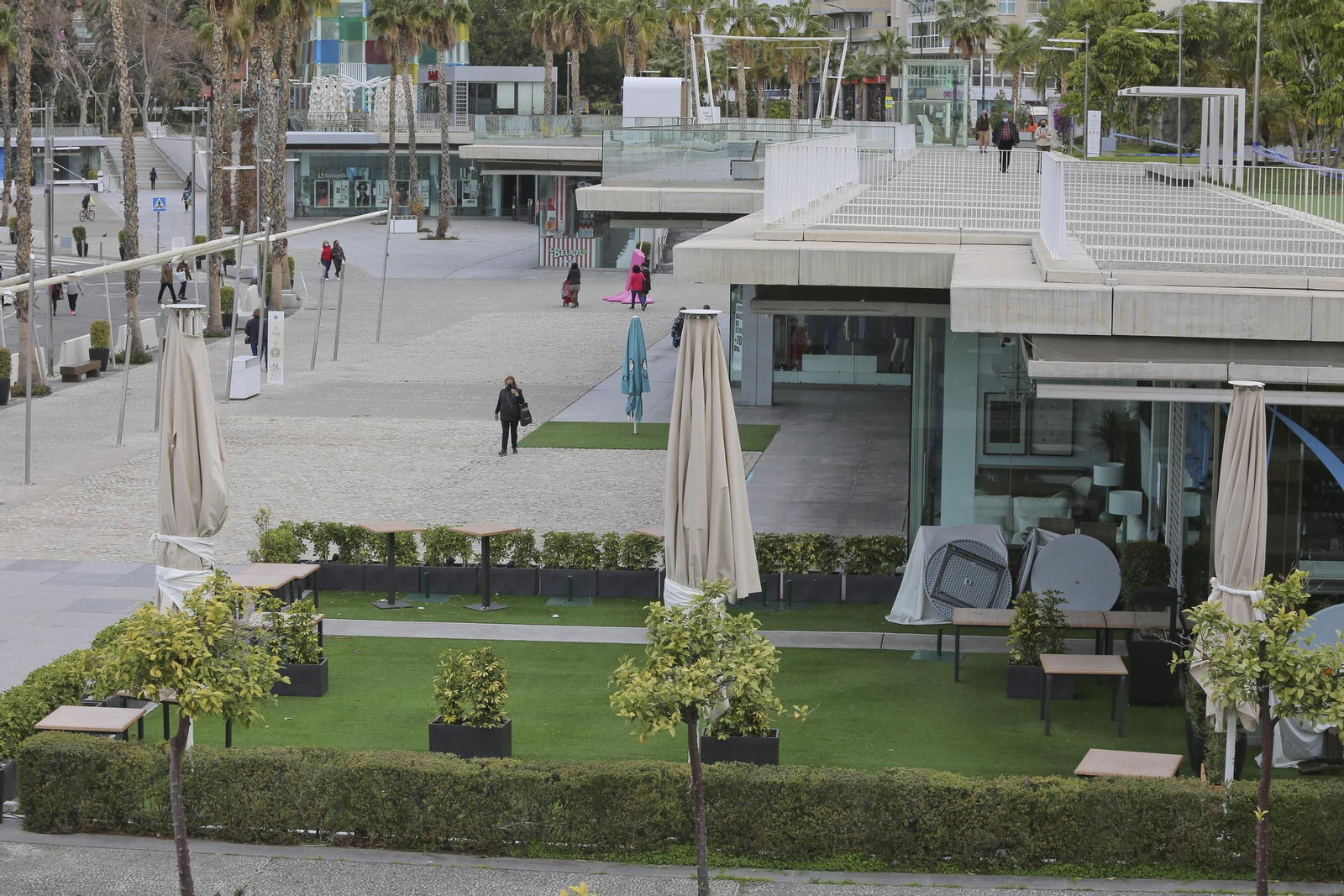 El Muelle Uno tras la primera semana de cierre de comercio y hostelería en Málaga capital