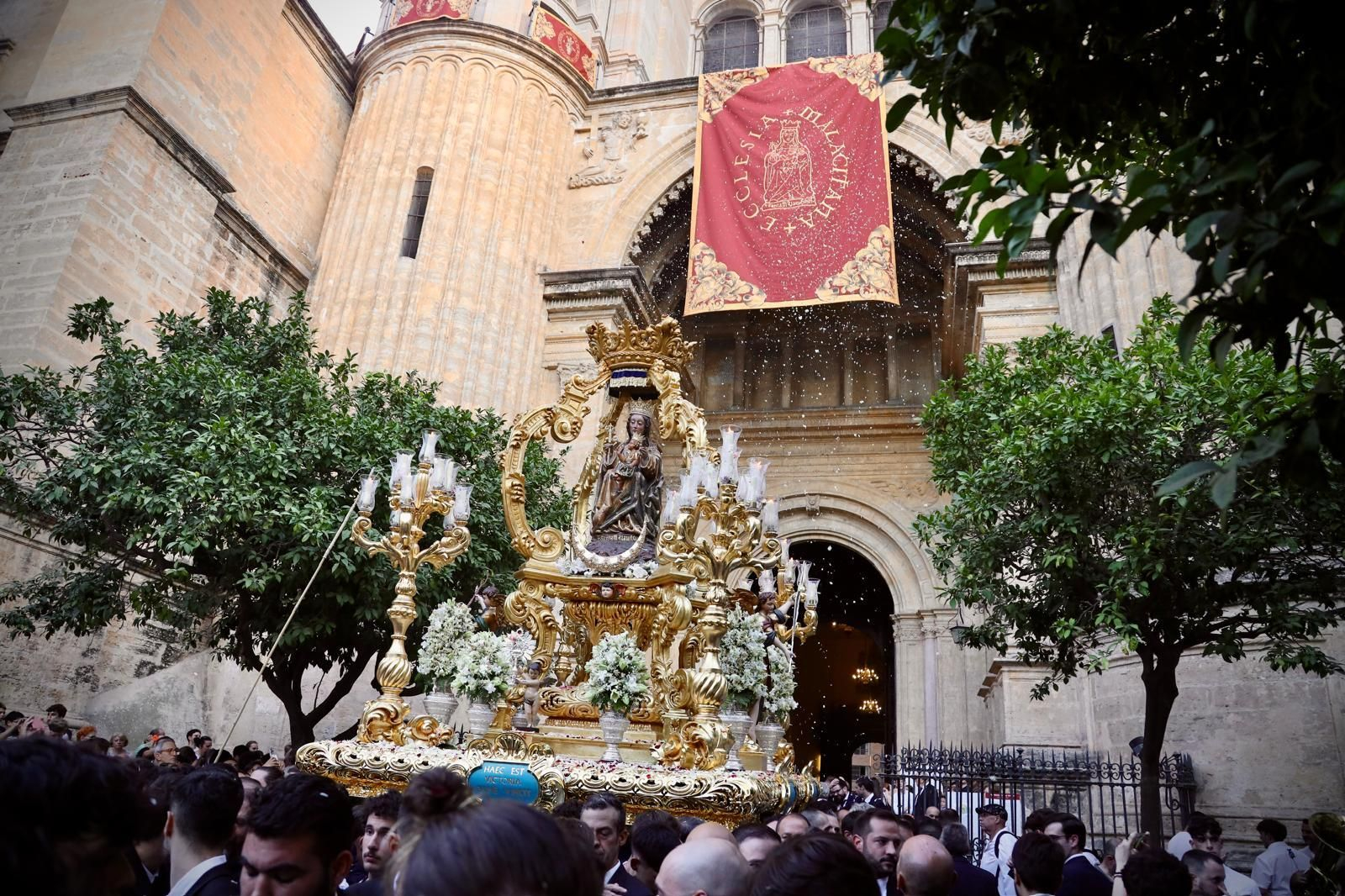 La procesión de la Virgen de la Victoria de Málaga, en imágenes