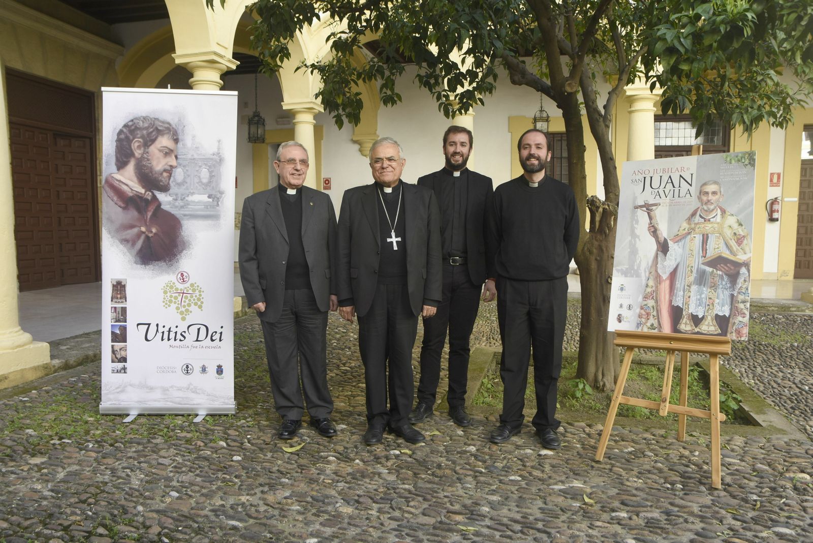 El obispo de  Córdoba, Demetrio Fernández; el rector de  la Basícila Pontificia de  San  Juan  de  Ávila  en Montilla, José Félix García, presentan el Año Jubilar de  San  Juan  de  Ávila.