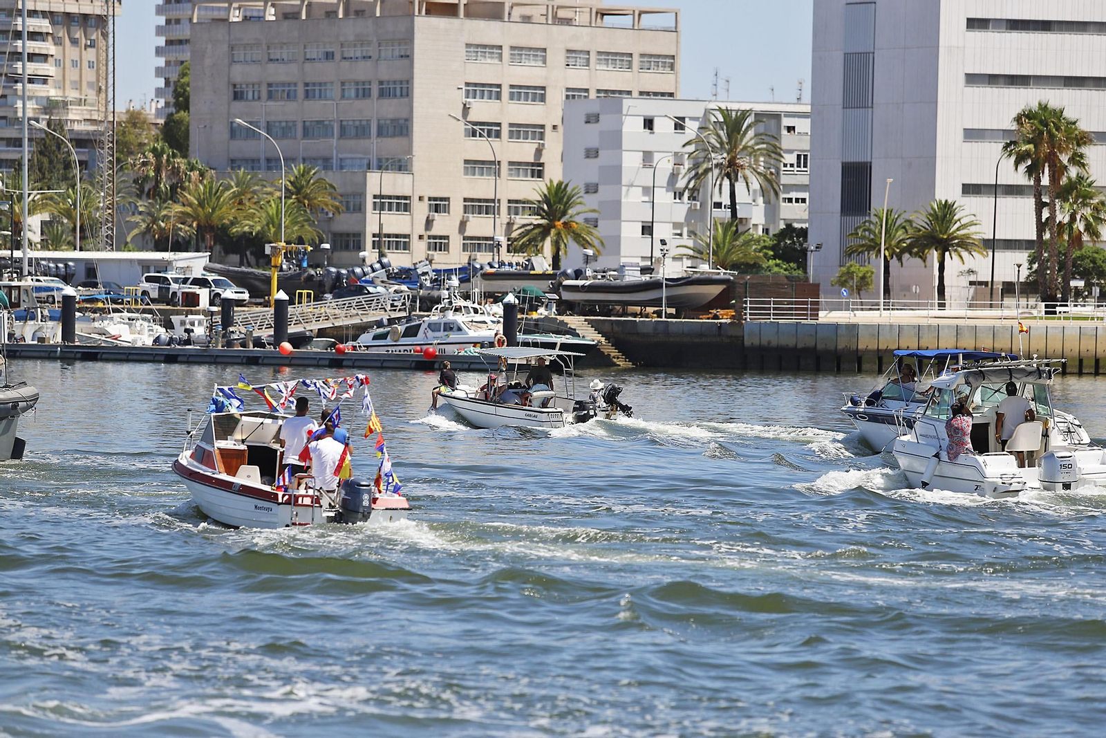 Las imágenes de la Virgen del Carmen por la Ría de Huelva