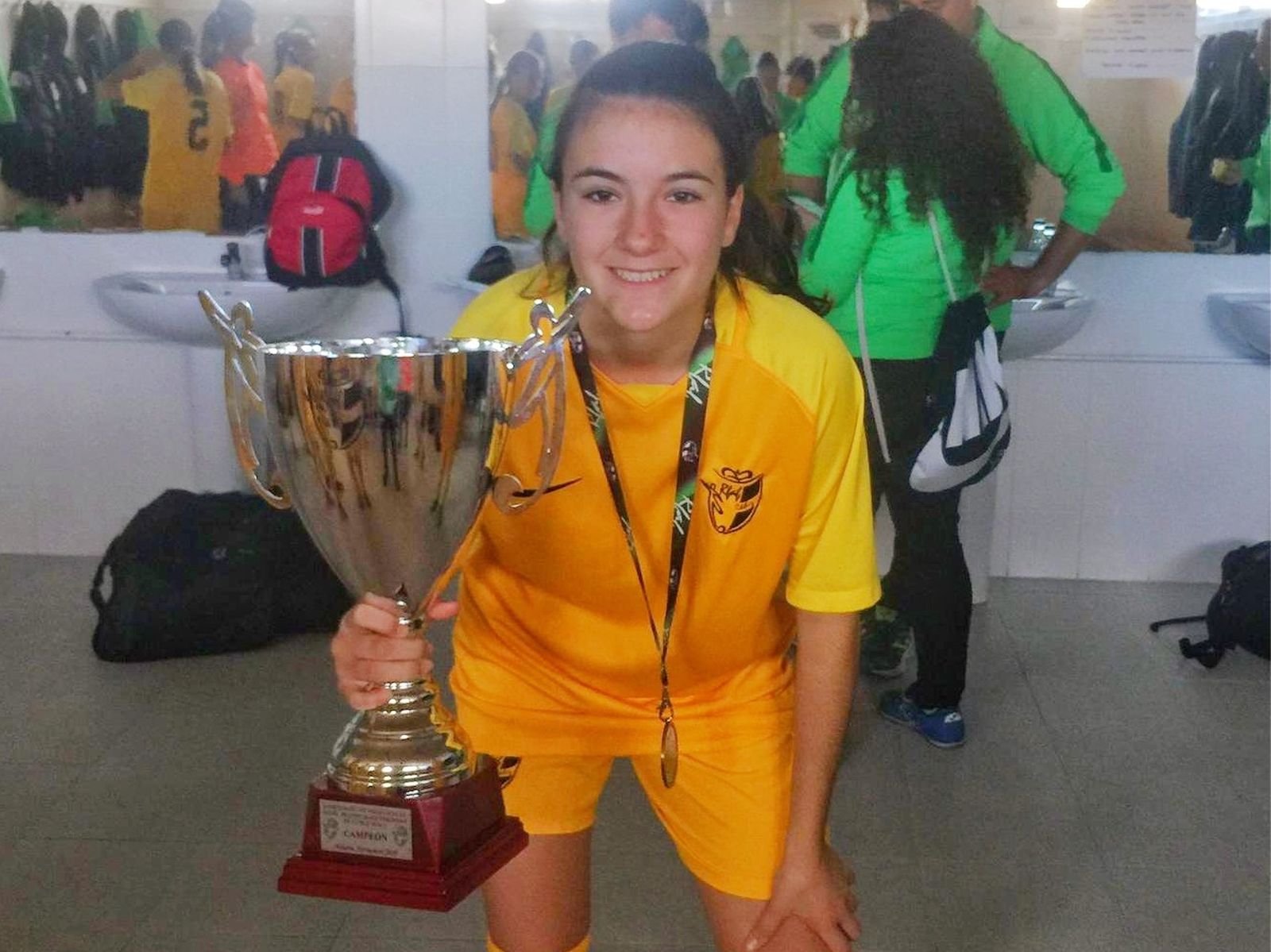 La joven jugadora chiclanera posa con el trofeo tras la disputa de la final.
