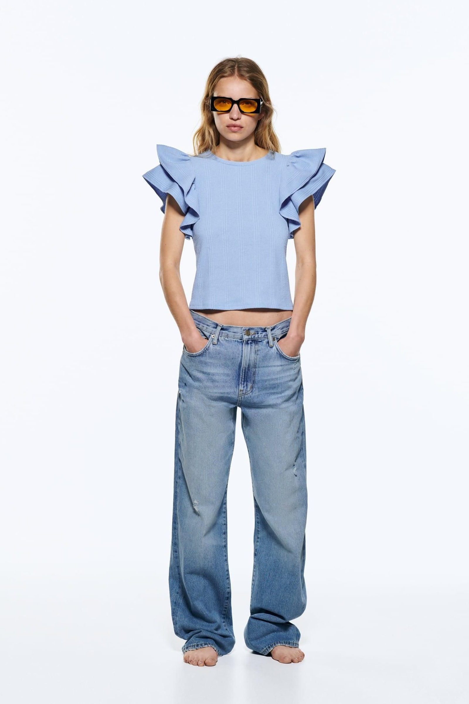 Camiseta de volantes en color celeste de Zara. Camiseta de volantes en color celeste de Zara.