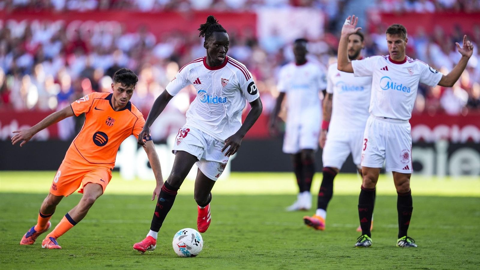 Mendy se va de Pedri ante Azpilicueta en el Sevilla-Barcelona.