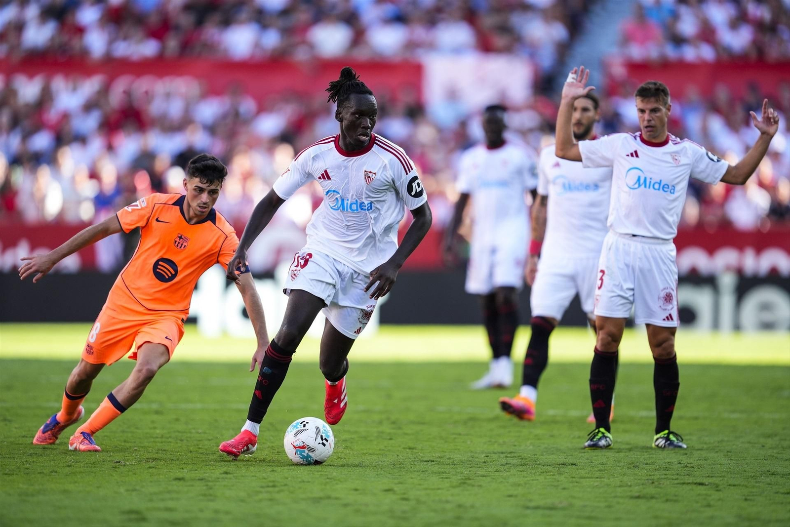 Mendy se va de Pedri ante Azpilicueta en el Sevilla-Barcelona.