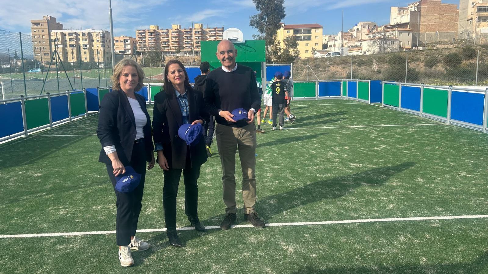 Autoridades durante la visita a la nueva pista multideporte.