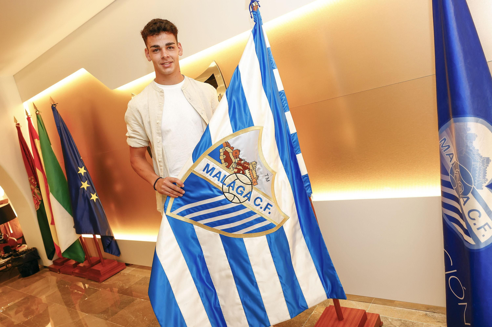 Andrés Caro posa con la bandera del Málaga CF. Andrés Caro posa con la bandera del Málaga CF.