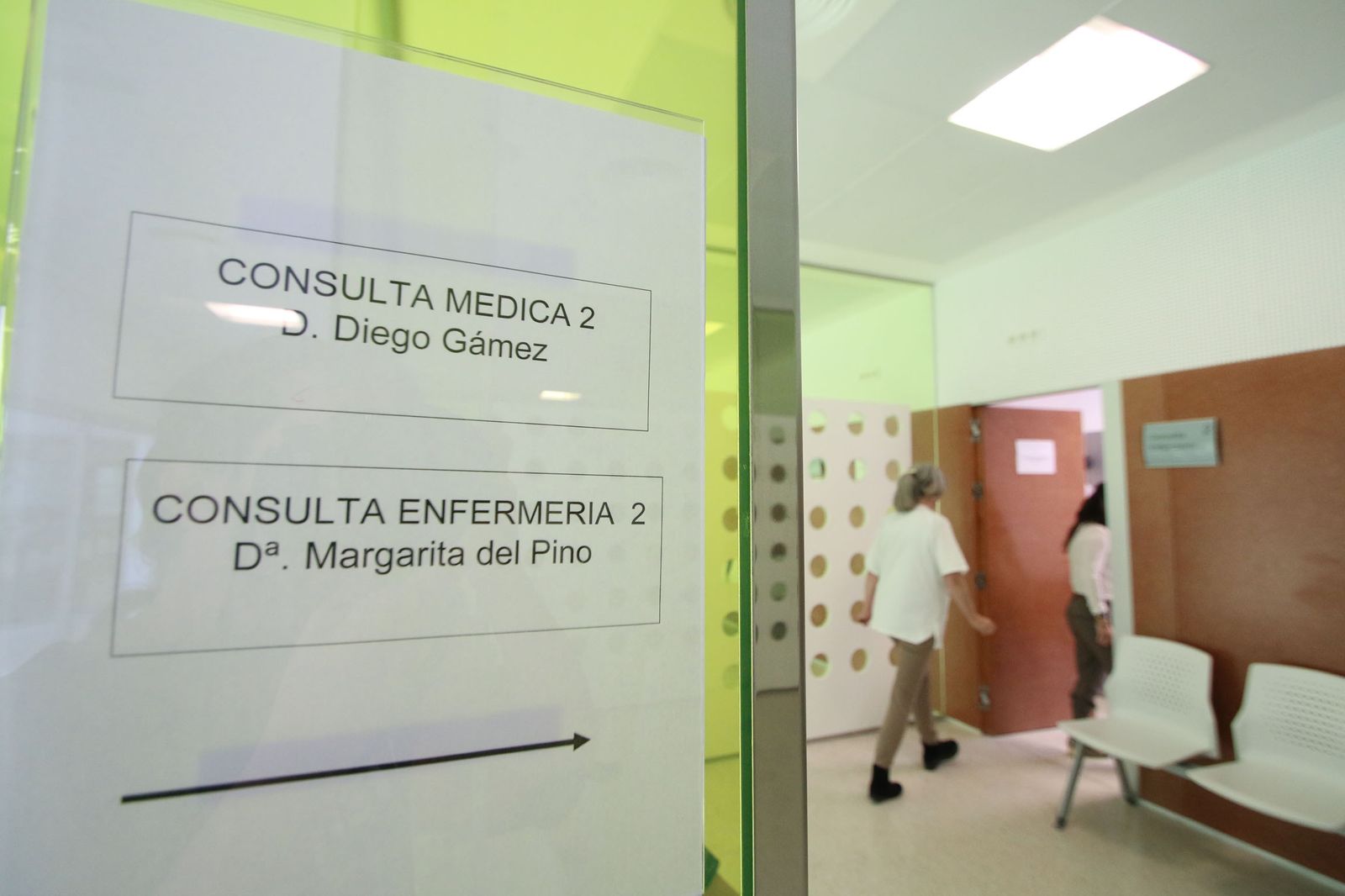 Uno de los box del centro de salud de la Vega de Acá en el que hay una consulta médica y otra enfermera.