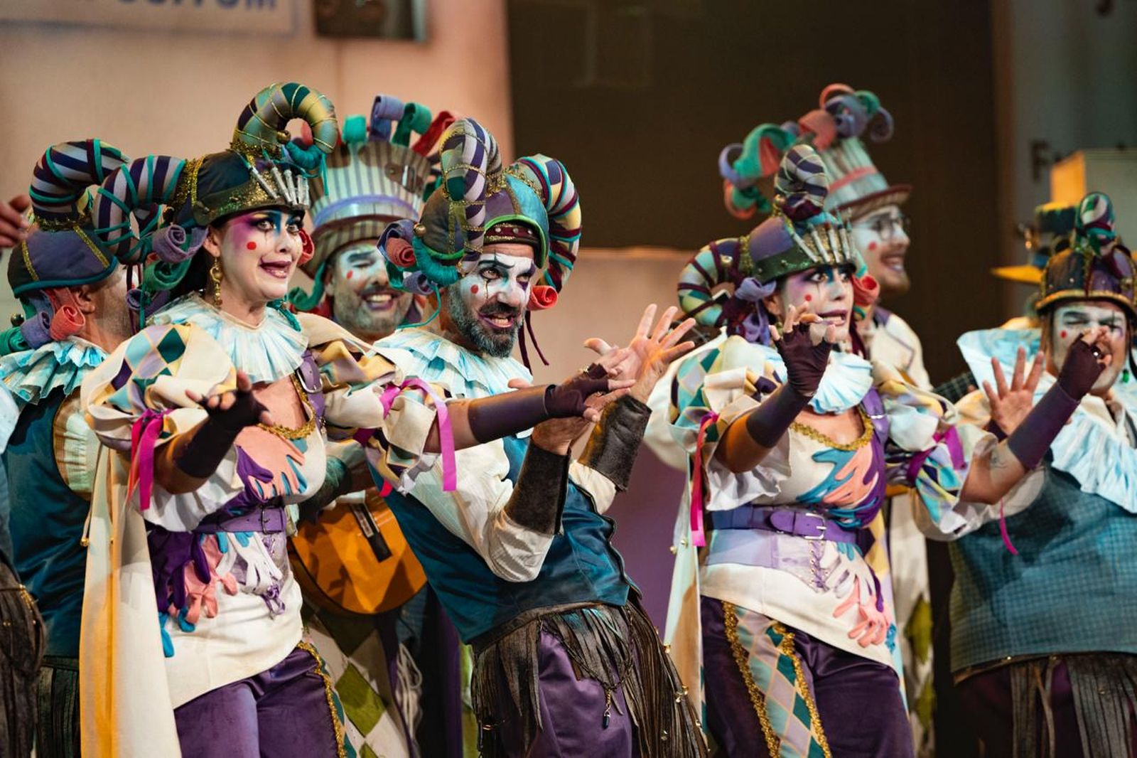 La comparsa 'DSAS3' durante su pase de preliminares encabezada por Jesús Bienvenido