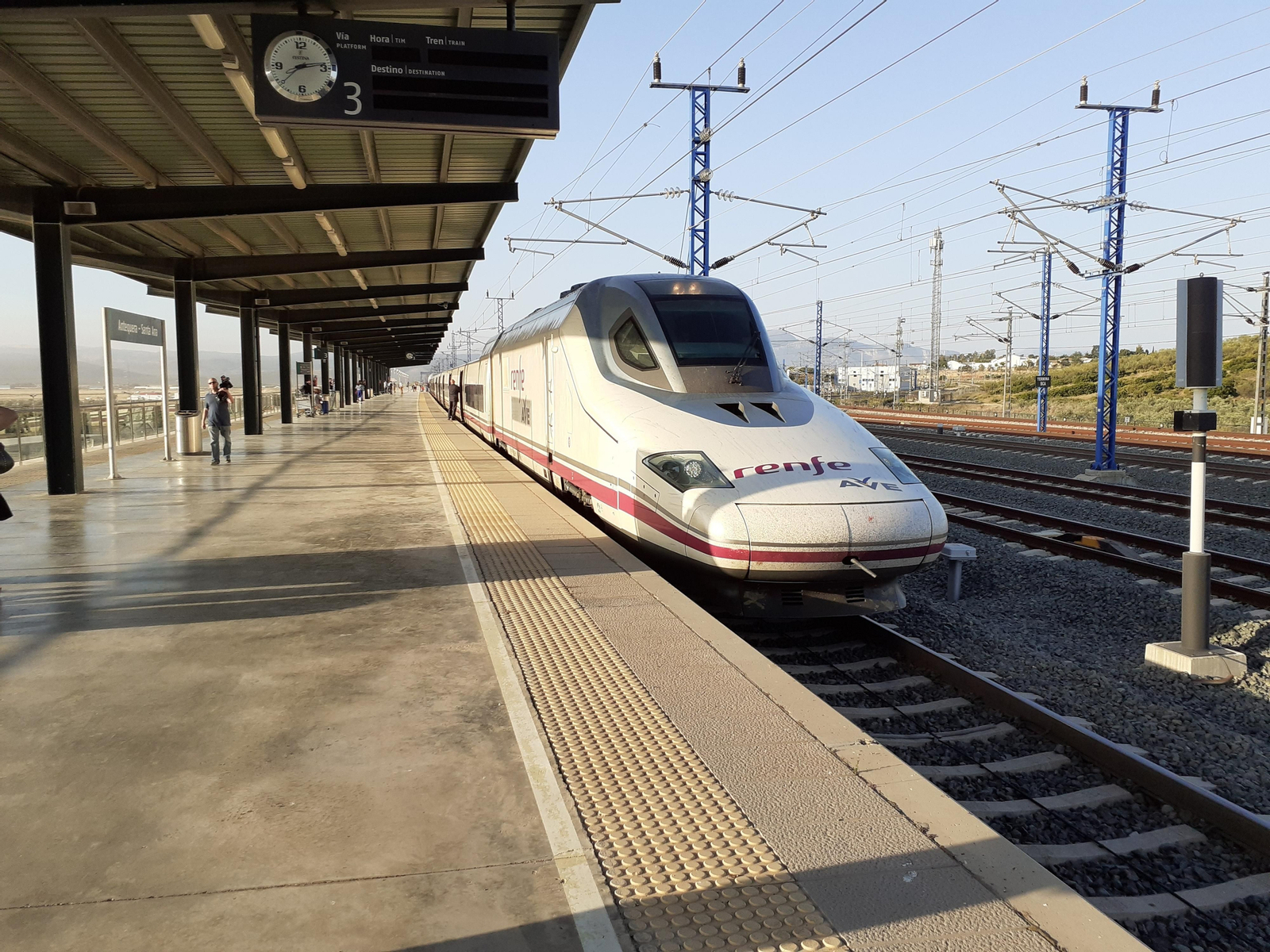 Un tren AVE procedente de Granada, en la Estación de Antequera-Santa Ana