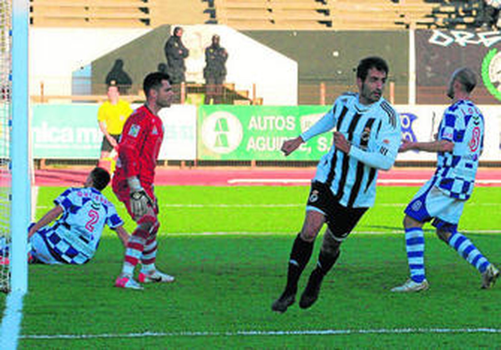 David Hernández corre mientras celebra un tanto anotado al Arroyo en la presente temporada.