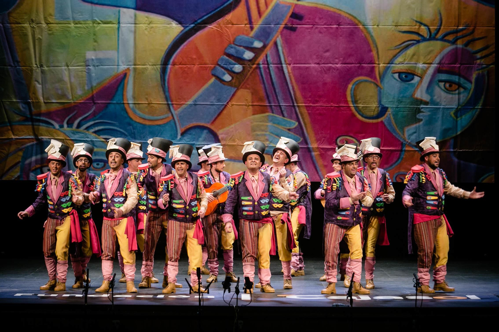 La comparsa cordobesa "faroleros" durante su actuación.