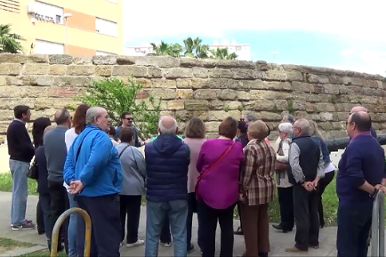 Un grupo de personas realizan una visita guiada a la Batería de la Segunda Aguada en una imagen de archivo.