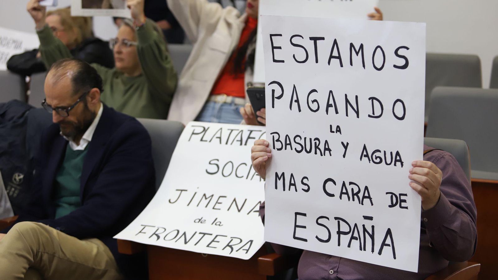 Protestas en el salón de sesiones de la Mancomunidad de Municipios del Campo de Gibraltar.