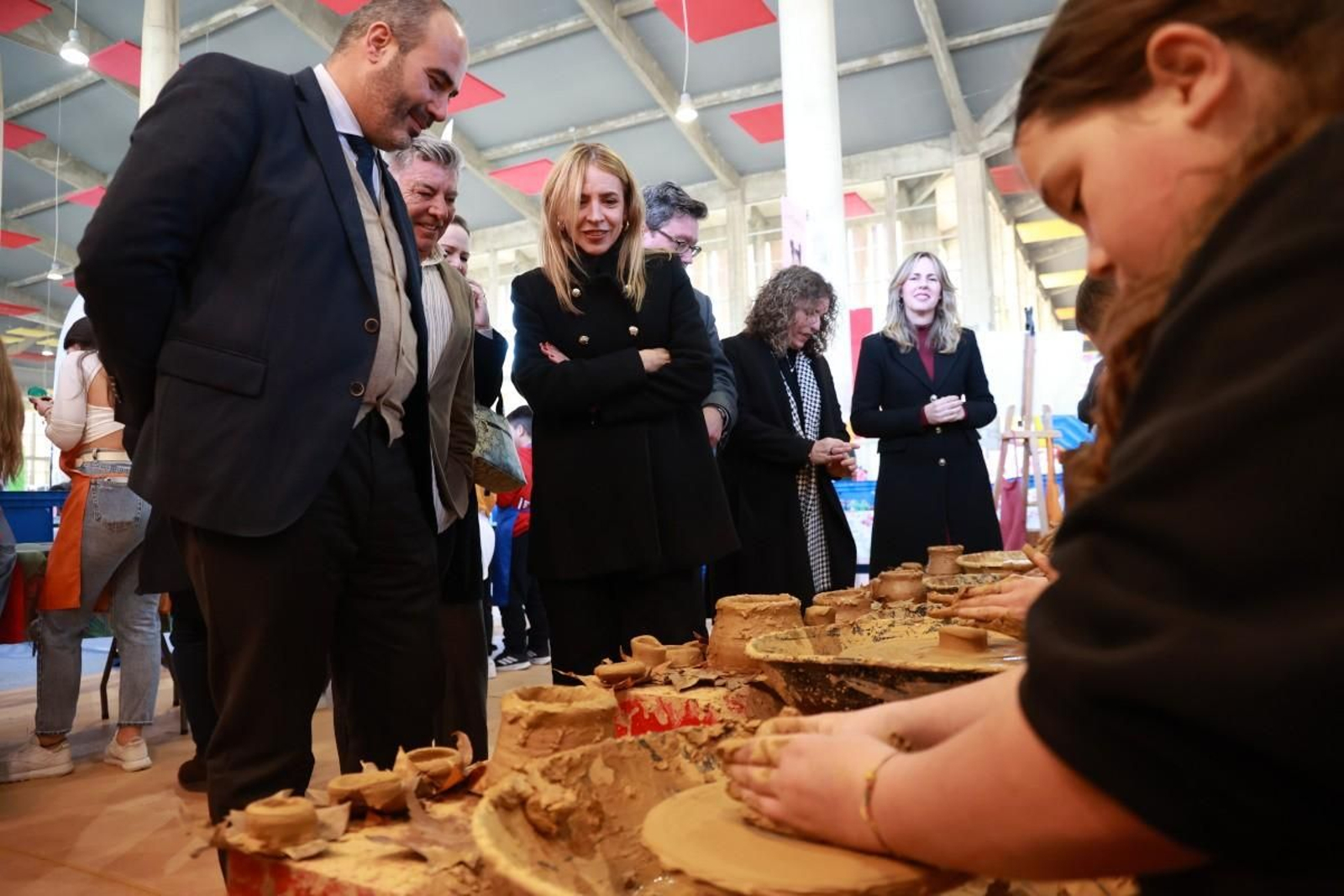 La presidenta de Diputación, Almudena Martínez, recorre Juvelandia.