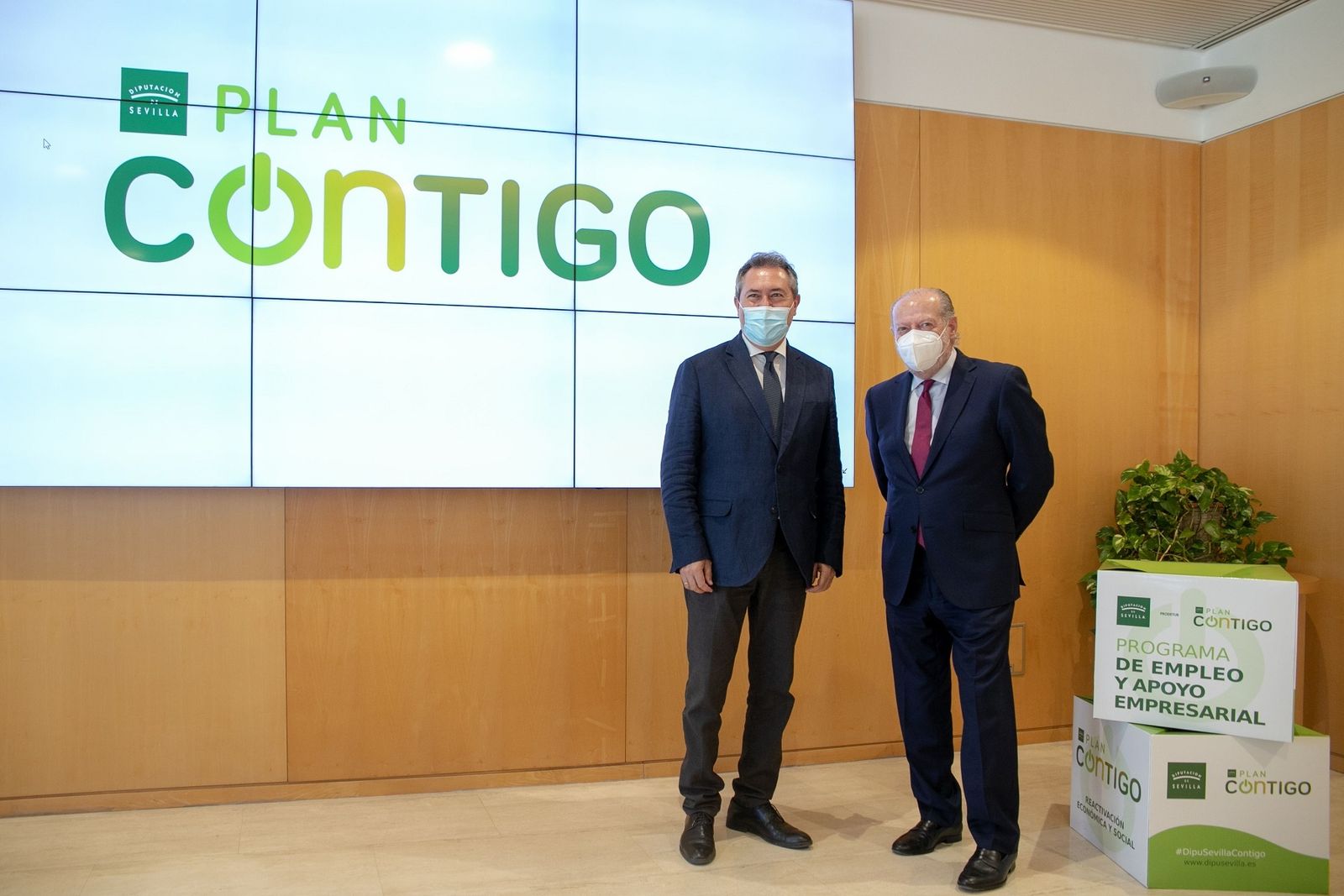 Espadas y Villalobos durante la presentación de los programas de empleo.