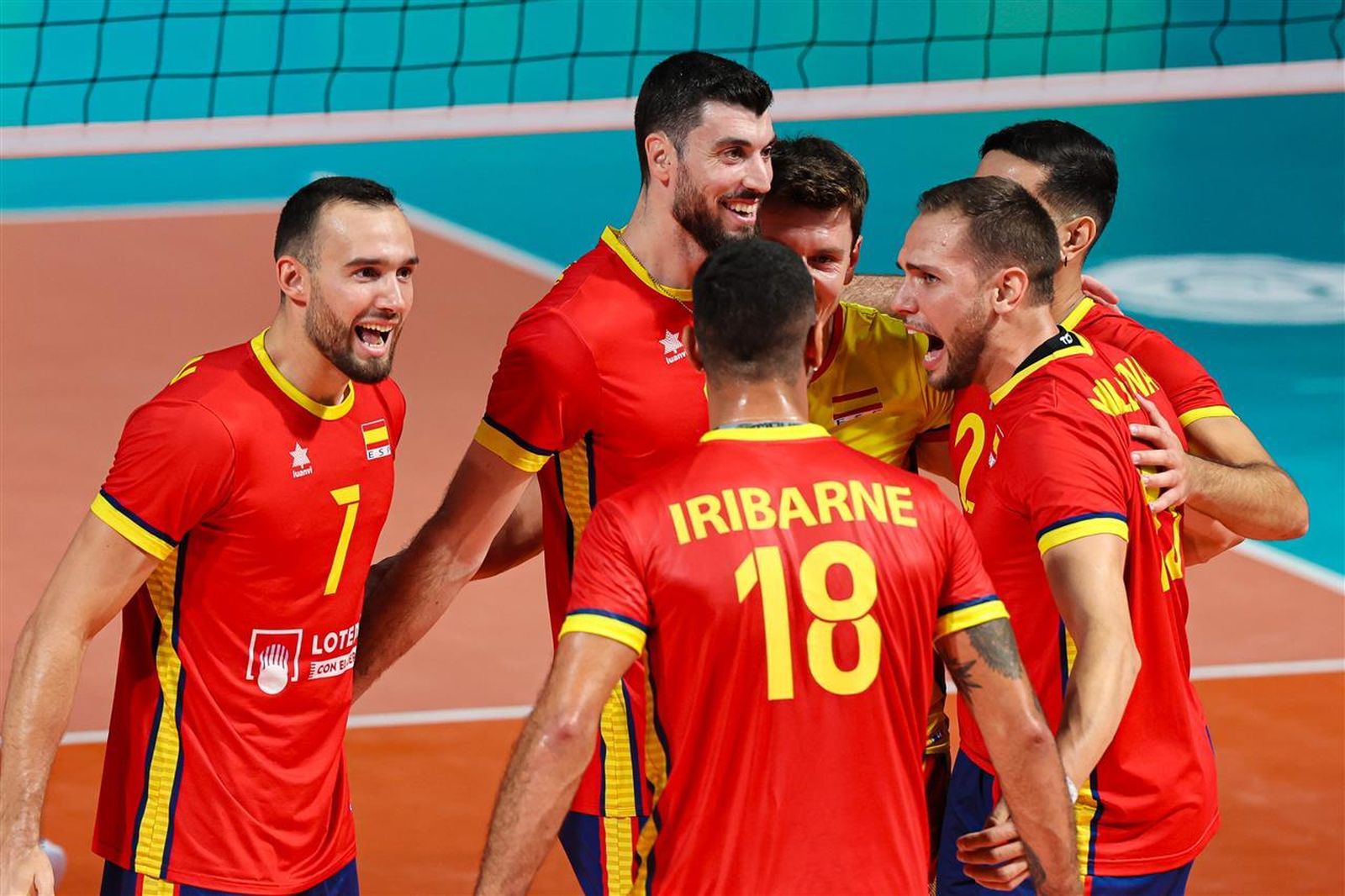 La selección española de voleibol celebra un punto.