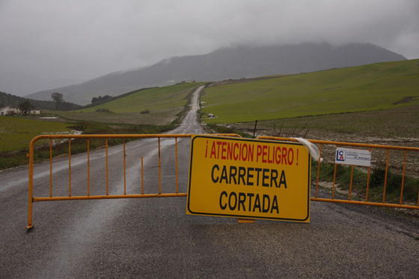 Carretera cortada por los efectos del temporal en Montecorto.