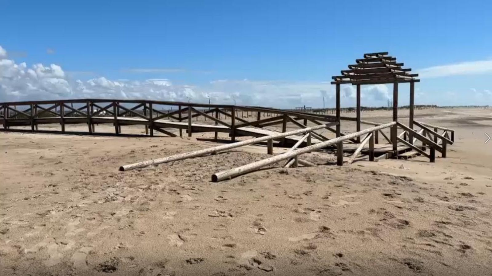 Las pasarelas de acceso a la playa también muestran un aspecto alejado de lo habitual.