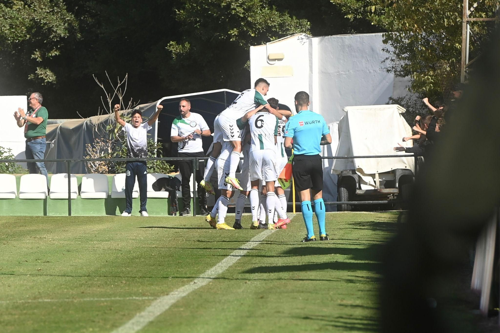 El Juventud de Torremolinos CF celebrando un gol ante el Huesca. El Juventud de Torremolinos CF celebrando un gol ante el Huesca.