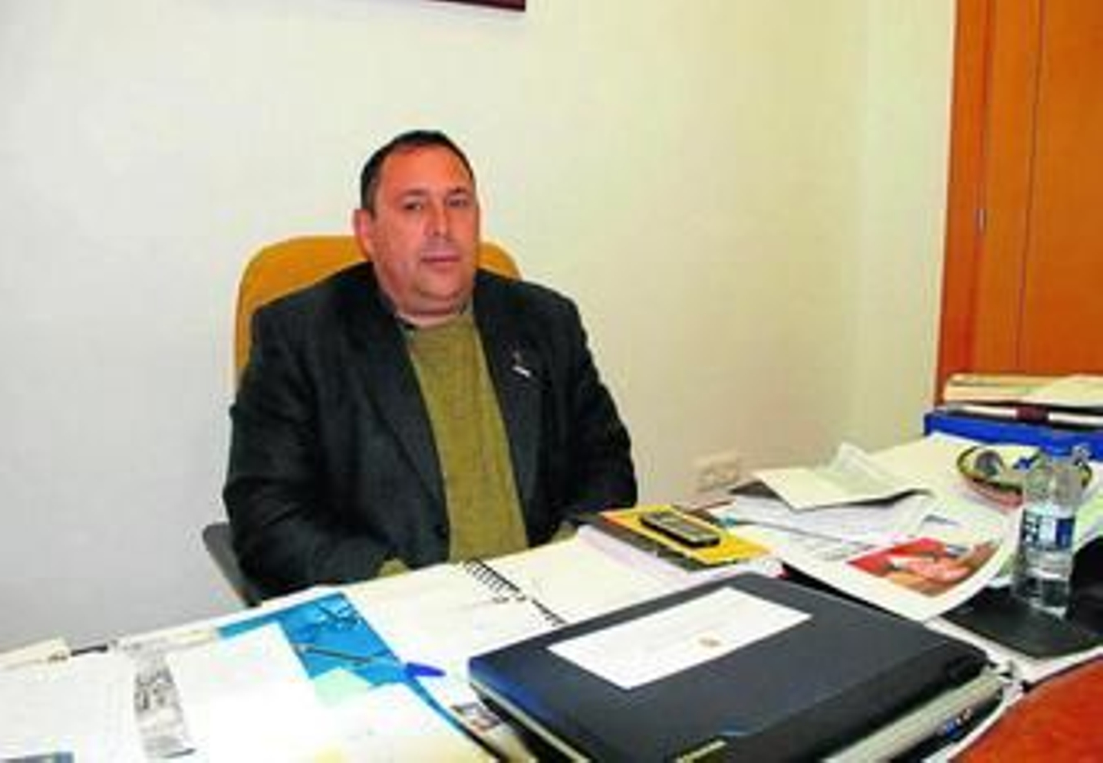 El alcalde de Canillas de Aceituno, José Manuel Aranda, en su despacho. El alcalde de Canillas de Aceituno, José Manuel Aranda, en su despacho.