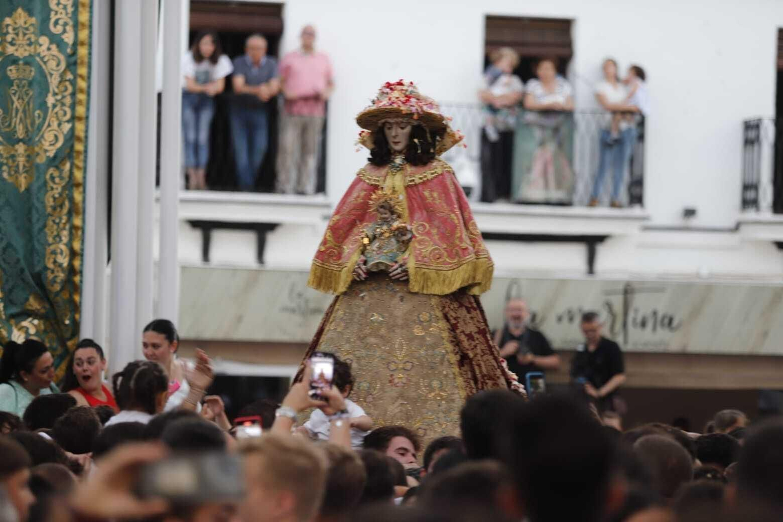 Traslado: las primeras imágenes de la Virgen del Rocío por las calles de Almonte