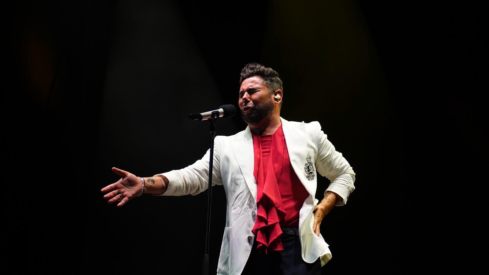 Miguel Poveda durante su concierto en la Plaza de Toros de Las Palomas. Miguel Poveda durante su concierto en la Plaza de Toros de Las Palomas.